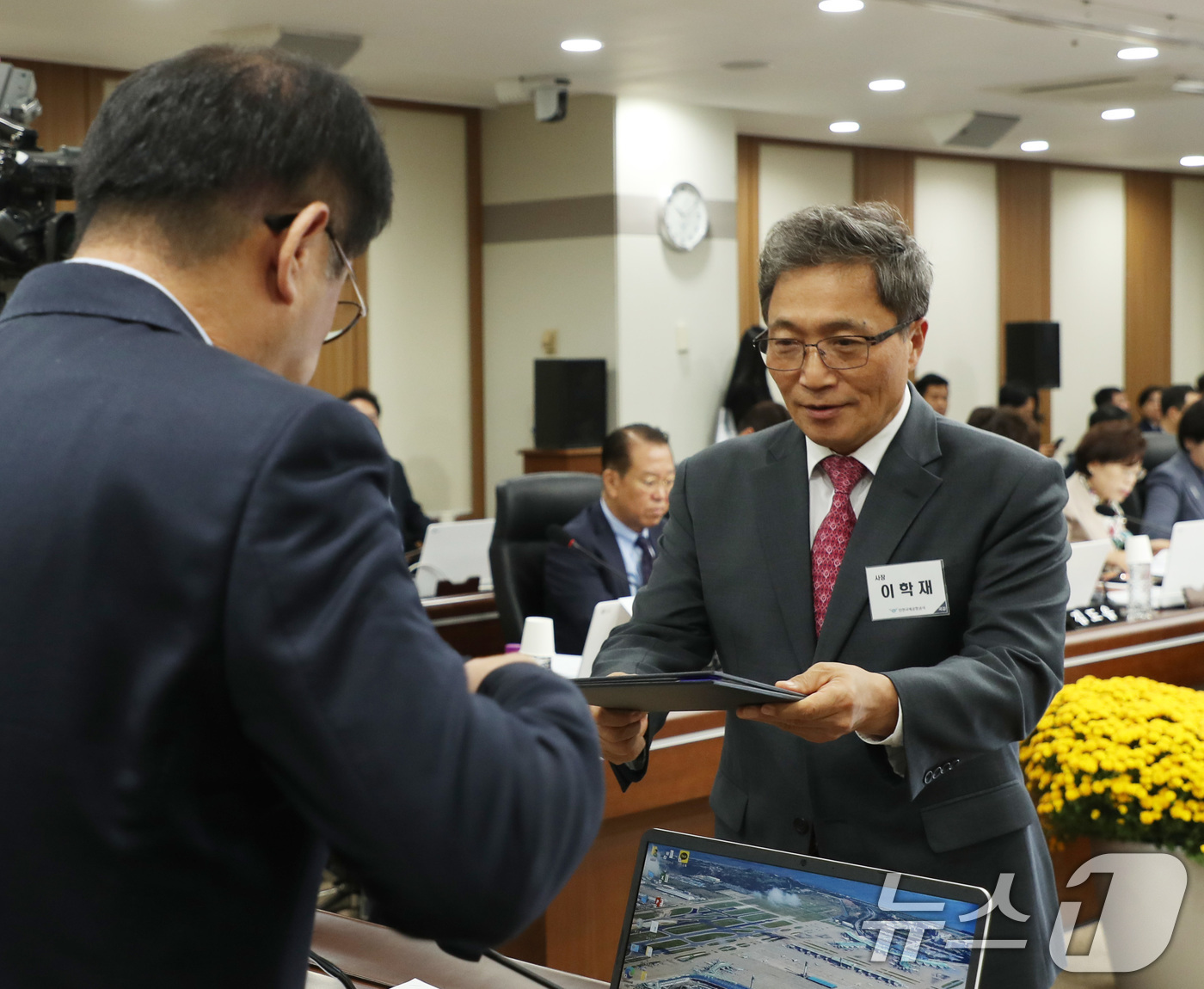 (인천공항=뉴스1) 공항사진기자단 = 이학재 인천국제공항공사 사장이 22일 인천 중구 인천국제공항공사에서 열린 국회 국토교통위원회 국정감사에서 맹성규 위원장에게 증인 선서문을 제출 …