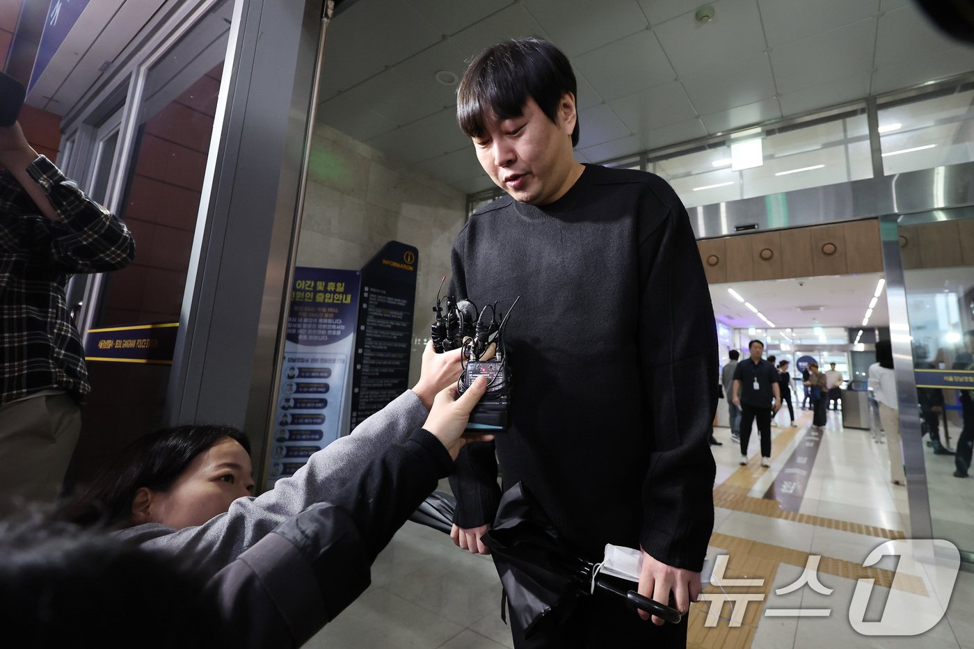 본문 이미지 - 인터넷 불법 도박 사실을 털어놓은 개그맨 이진호가 22일 오후 서울 강남경찰서에 피의자 신분으로 출석하며 고개숙여 사과하고 있다. 2024.10.22/뉴스1 ⓒ News1 이동해 기자