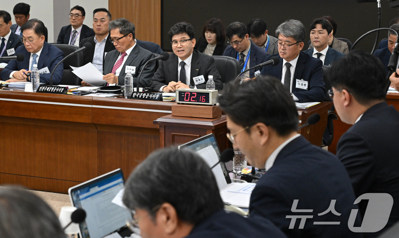 (인천공항=뉴스1) 공항사진기자단 = 이정기 한국공항공사 사장 직무대행이 22일 오전 인천 영종도 인천국제공항공사에서 열린 국회 국토교통위원회의 인천국제공항공사, 한국공항공사, 항 …