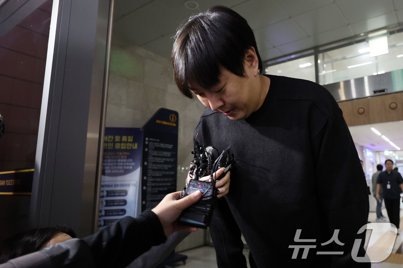 본문 이미지 - 인터넷 불법 도박 사실을 털어놓은 개그맨 이진호가 22일 오후 서울 강남경찰서에 피의자 신분으로 출석하며 고개숙여 사과하고 있다. 2024.10.22/뉴스1 ⓒ News1 이동해 기자