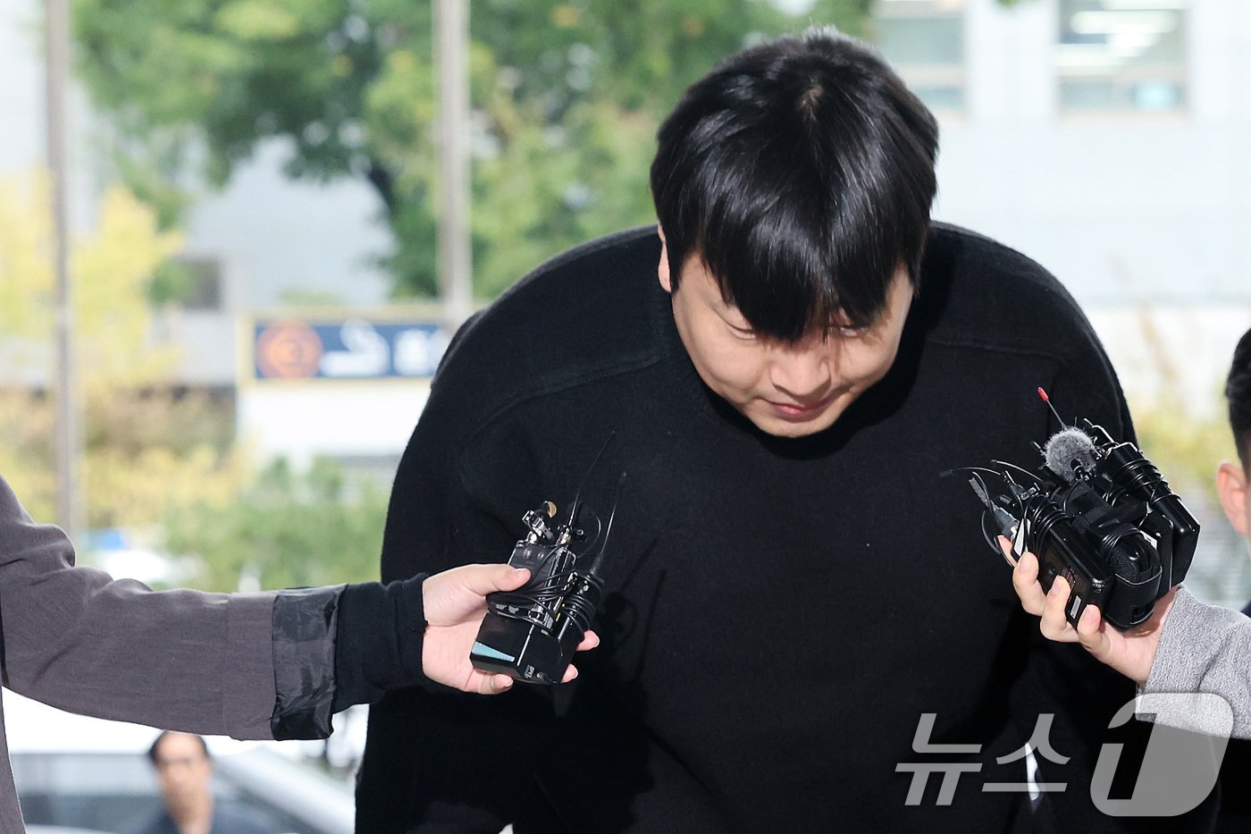 본문 이미지 - 인터넷 불법 도박 사실을 털어놓은 개그맨 이진호가 22일 오후 서울 강남경찰서에 피의자 신분으로 출석하며 고개숙여 사과하고 있다. 2024.10.22/뉴스1 ⓒ News1 이동해 기자