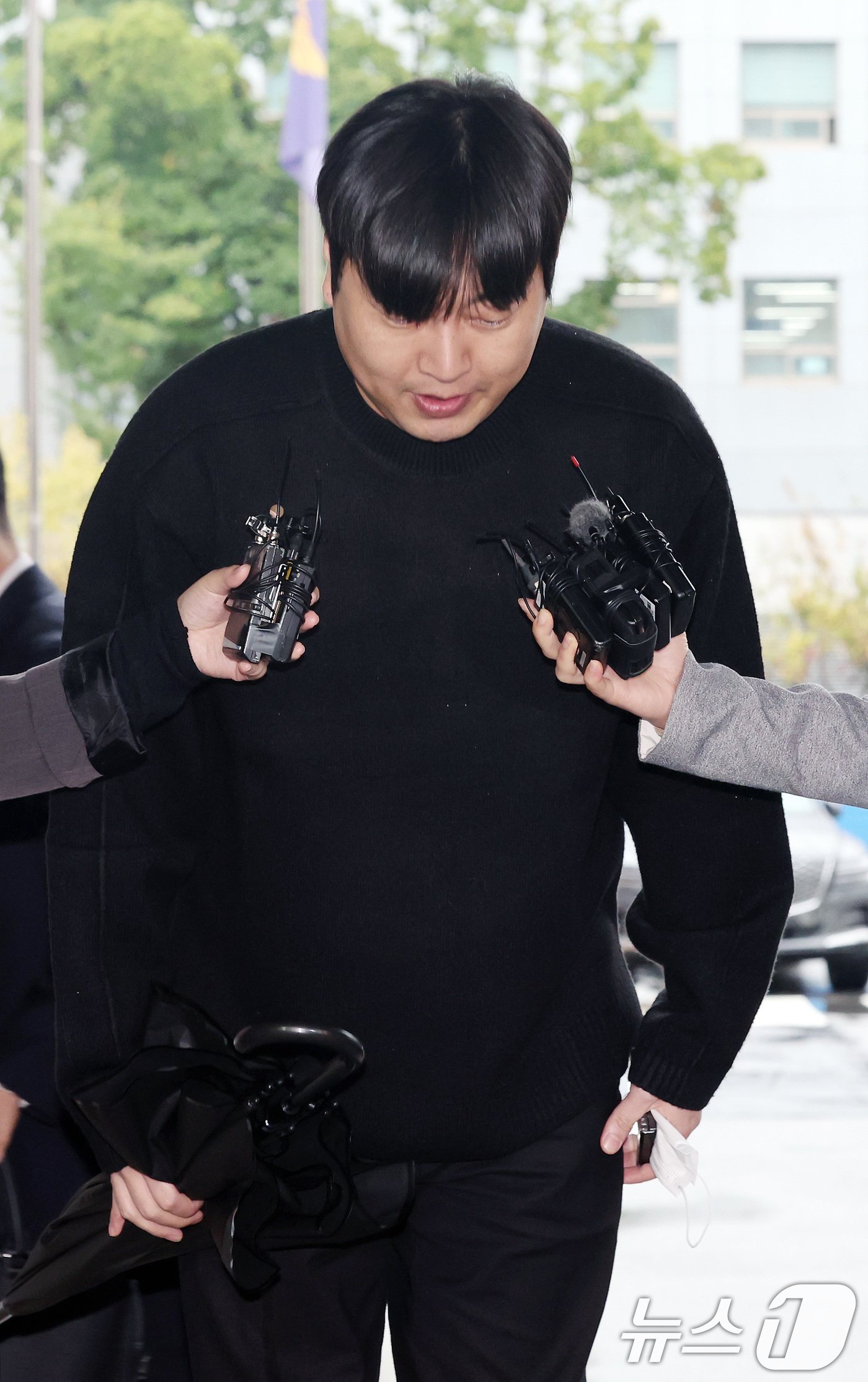 본문 이미지 - 인터넷 불법 도박 사실을 털어놓은 개그맨 이진호가 22일 오후 서울 강남경찰서에 피의자 신분으로 출석하며 고개숙여 사과하고 있다. 2024.10.22/뉴스1 ⓒ News1 이동해 기자