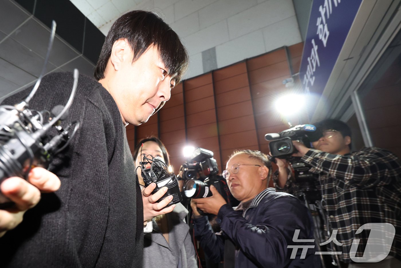 본문 이미지 - 인터넷 불법 도박 사실을 털어놓은 개그맨 이진호가 22일 오후 서울 강남경찰서에 피의자 신분으로 출석하고 있다. 2024.10.22/뉴스1 ⓒ News1 이동해 기자