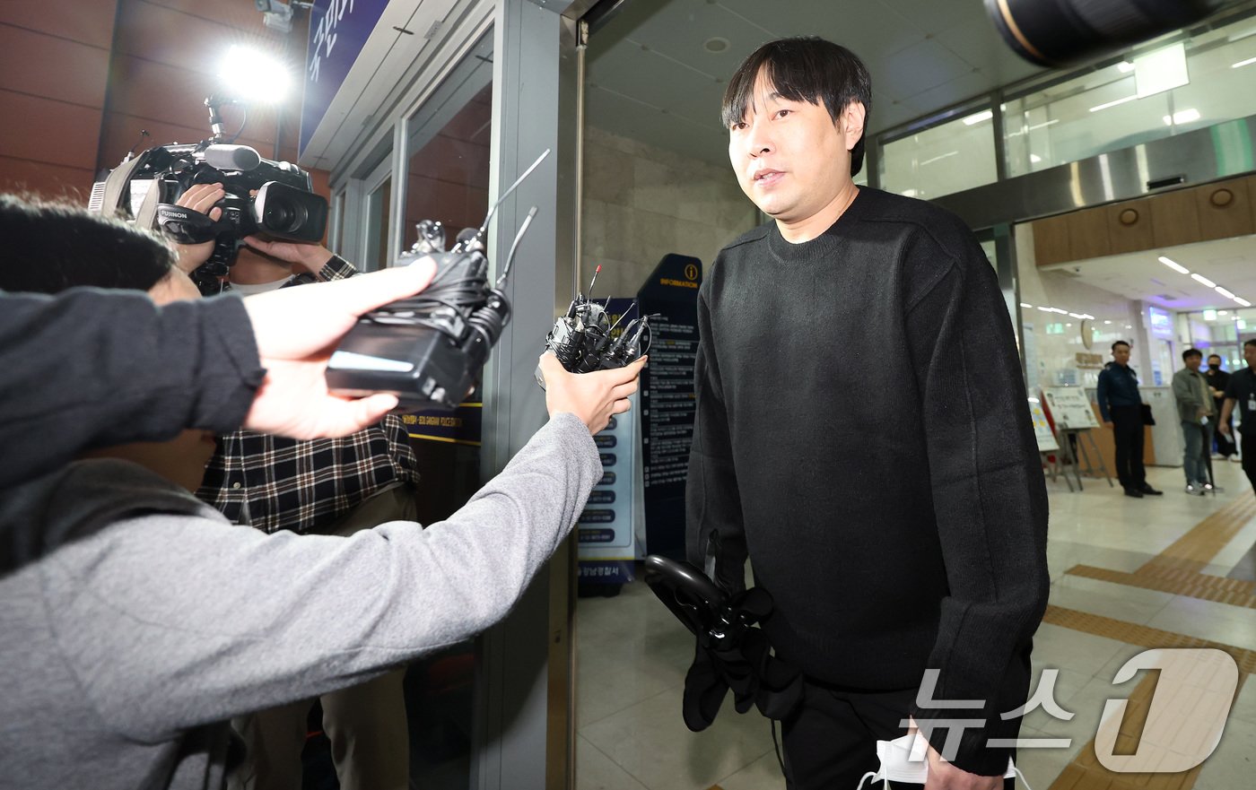 본문 이미지 - 인터넷 불법 도박 사실을 털어놓은 개그맨 이진호가 22일 오후 서울 강남경찰서에 피의자 신분으로 출석하며 질의를 받고 있다. 2024.10.22/뉴스1 ⓒ News1 이동해 기자