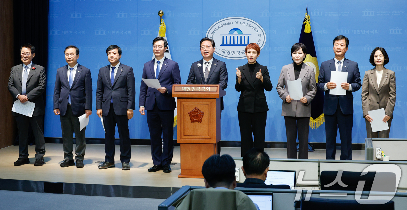 (서울=뉴스1) 안은나 기자 = 국회 법제사법위원회 더불어민주당, 조국혁신당 위원들이 22일 오후 서울 여의도 국회 소통관에서 동행명령장 수령을 거부하고 방해한 김건희 여사와 대통 …