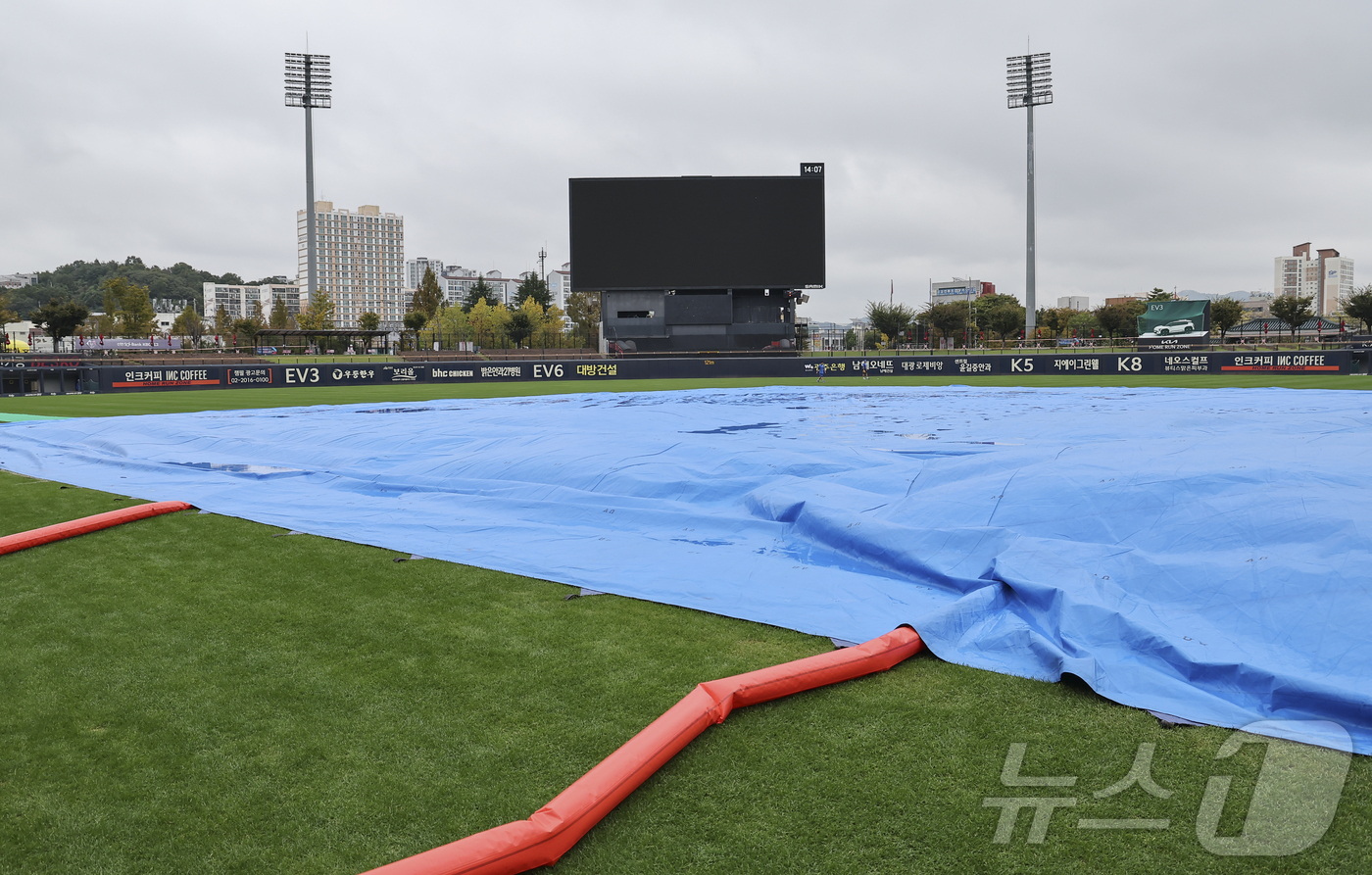 (광주=뉴스1) 김도우 기자 = 22일 오후 프로야구 '2024 신한 SOL 뱅크 KBO 포스트시즌' 한국시리즈 1차전 서스펜디드게임과 2차전이 예정되었던 광주 북구 기아챔피언스필 …