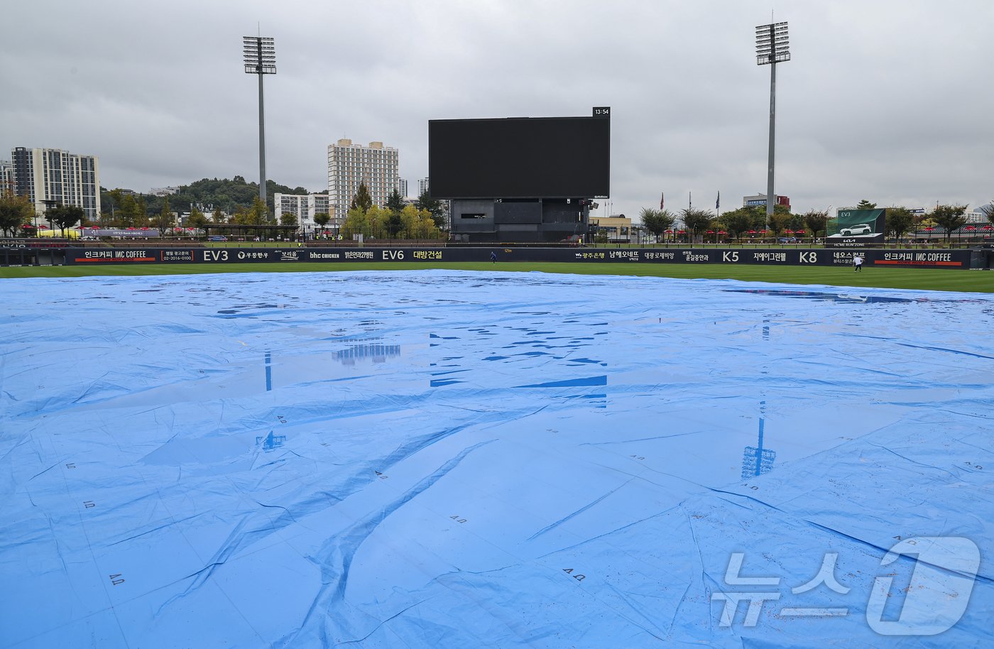 22일 오후 프로야구 &#39;2024 신한 SOL 뱅크 KBO 포스트시즌&#39; 한국시리즈 1차전 서스펜디드게임과 2차전이 예정되었던 광주 북구 기아챔피언스필드에 방수포가 덮혀 있다. 2024.10.22/뉴스1 ⓒ News1 김도우 기자