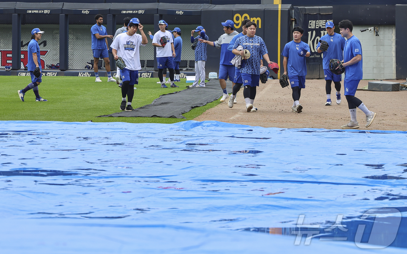 (광주=뉴스1) 김도우 기자 = 22일 오후 프로야구 '2024 신한 SOL 뱅크 KBO 포스트시즌' 한국시리즈 1차전 서스펜디드게임과 2차전이 예정되었던 광주 북구 기아챔피언스필 …