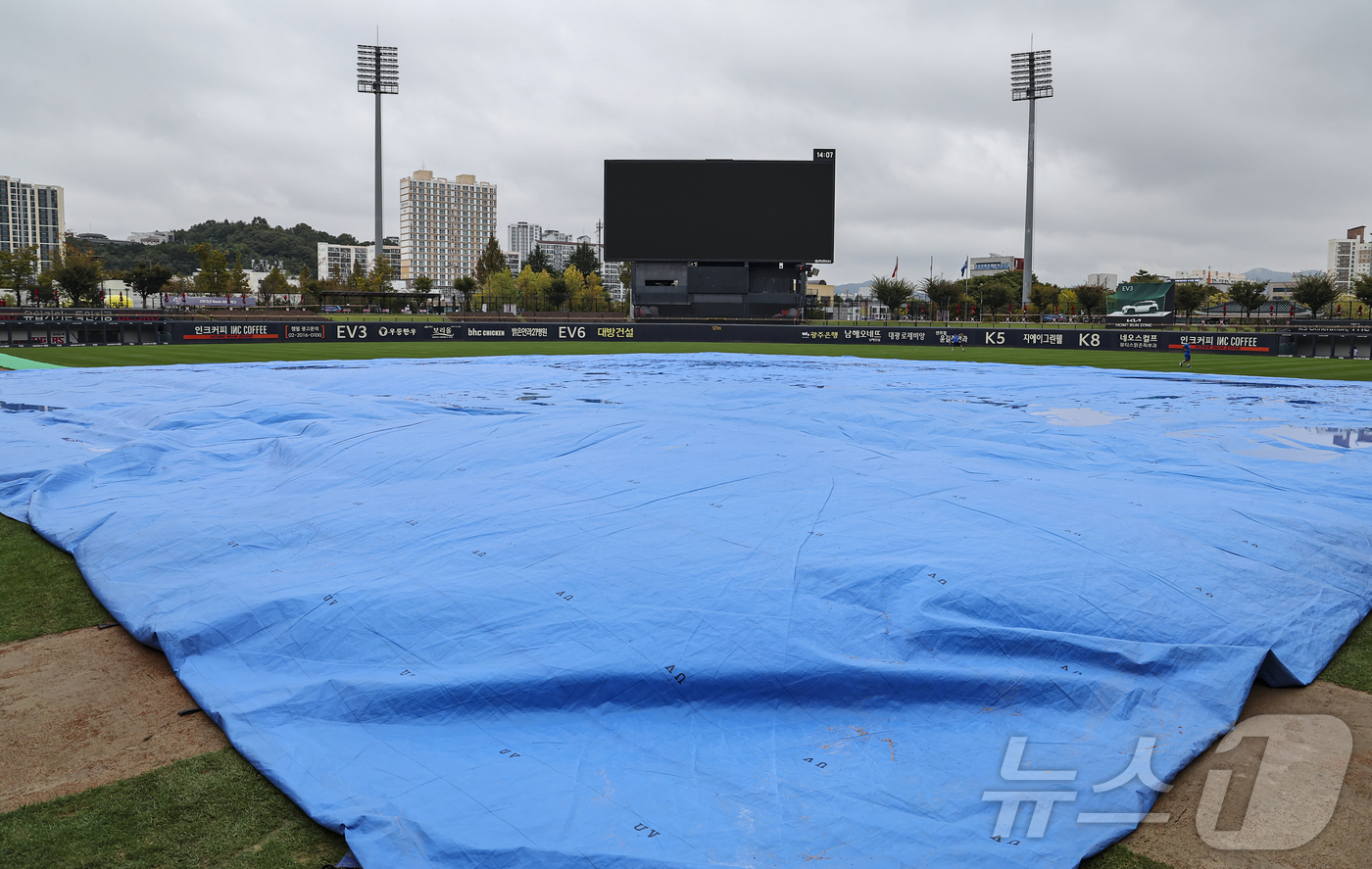 (광주=뉴스1) 김도우 기자 = 22일 오후 프로야구 '2024 신한 SOL 뱅크 KBO 포스트시즌' 한국시리즈 1차전 서스펜디드게임과 2차전이 예정되었던 광주 북구 기아챔피언스필 …