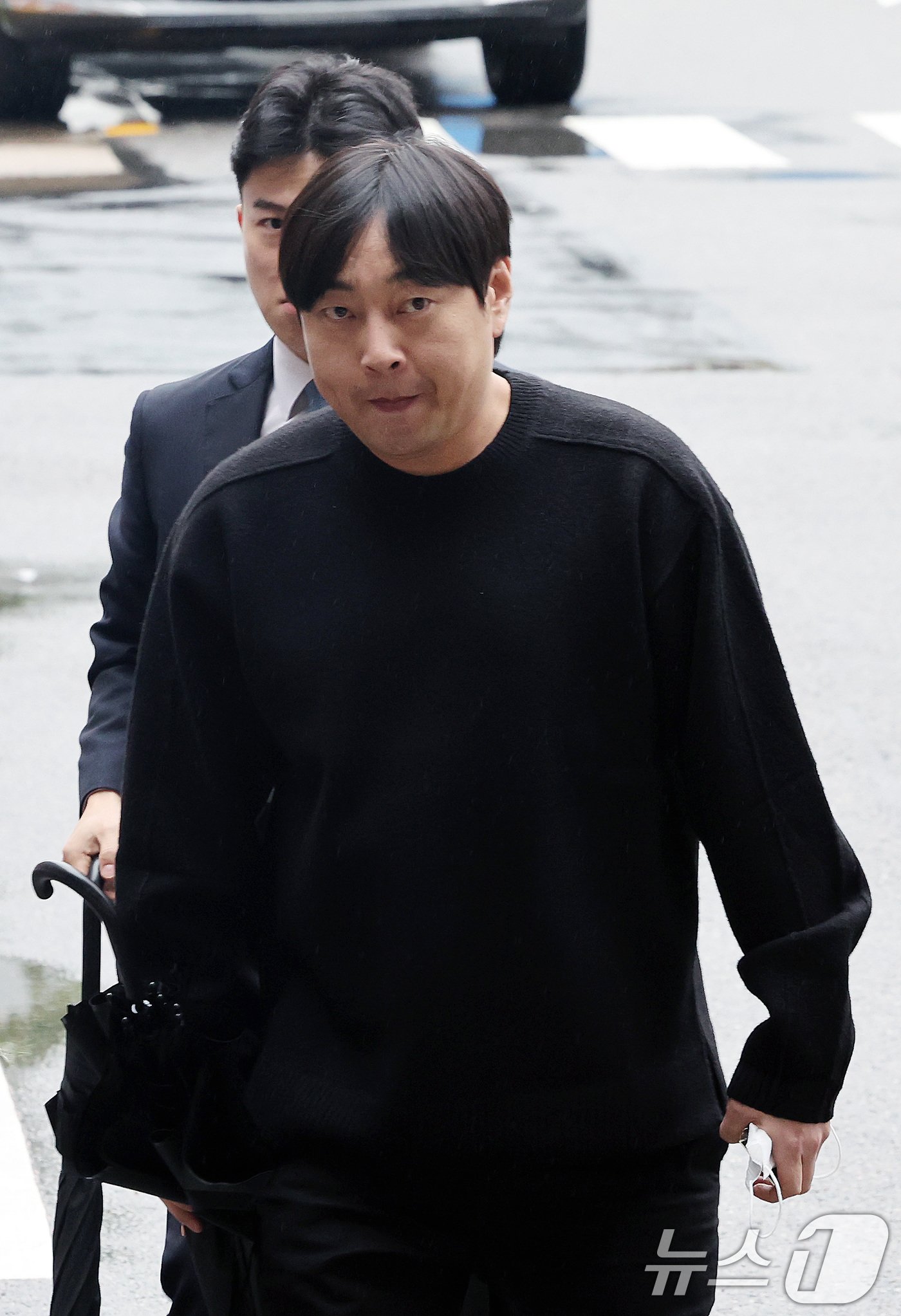 본문 이미지 - 인터넷 불법 도박 사실을 털어놓은 개그맨 이진호가 22일 오후 서울 강남경찰서에 피의자 신분으로 출석하고 있다. 2024.10.22/뉴스1 ⓒ News1 이동해 기자