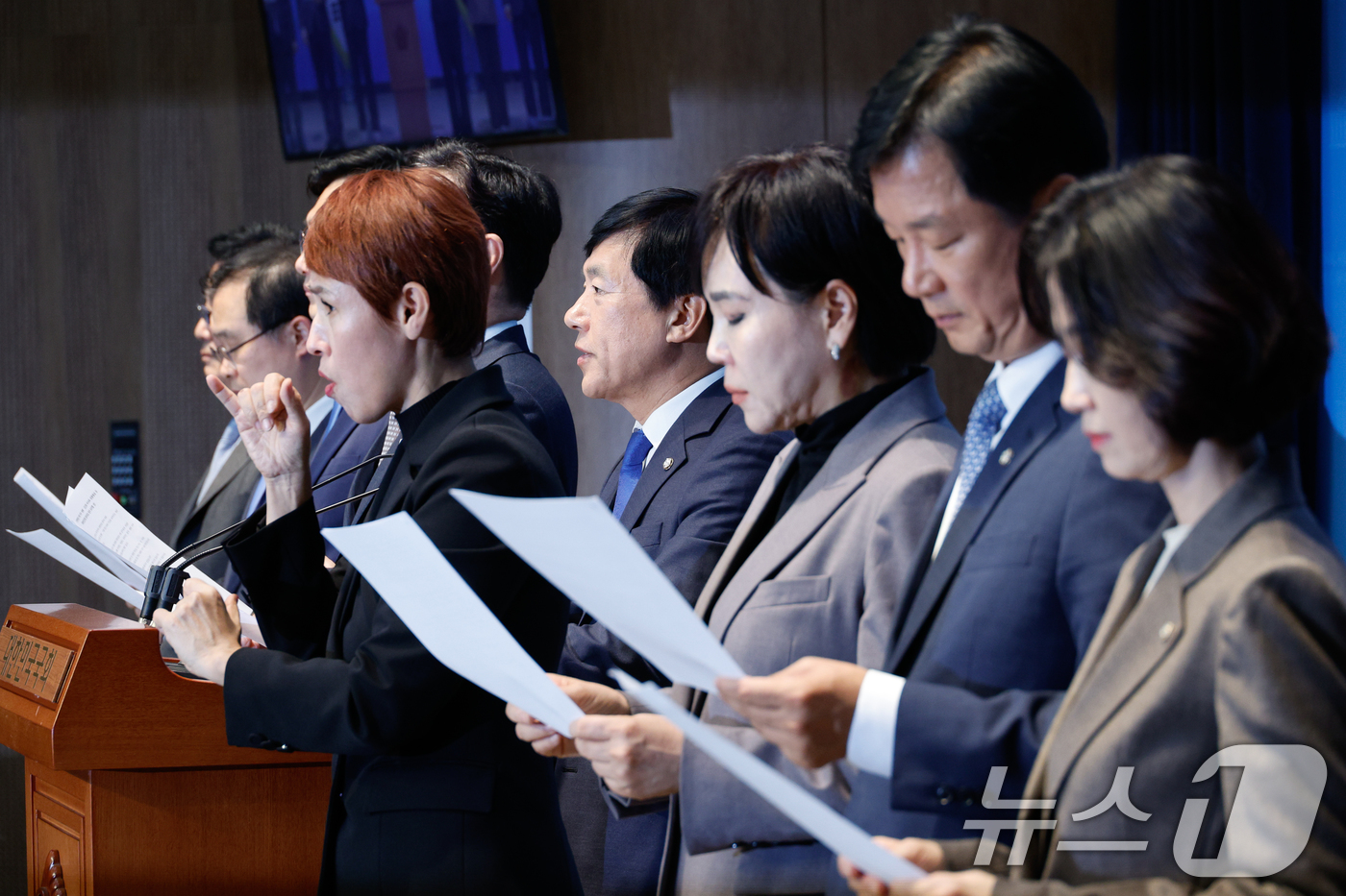 (서울=뉴스1) 안은나 기자 = 국회 법제사법위원회 더불어민주당, 조국혁신당 위원들이 22일 오후 서울 여의도 국회 소통관에서 동행명령장 수령을 거부하고 방해한 김건희 여사와 대통 …