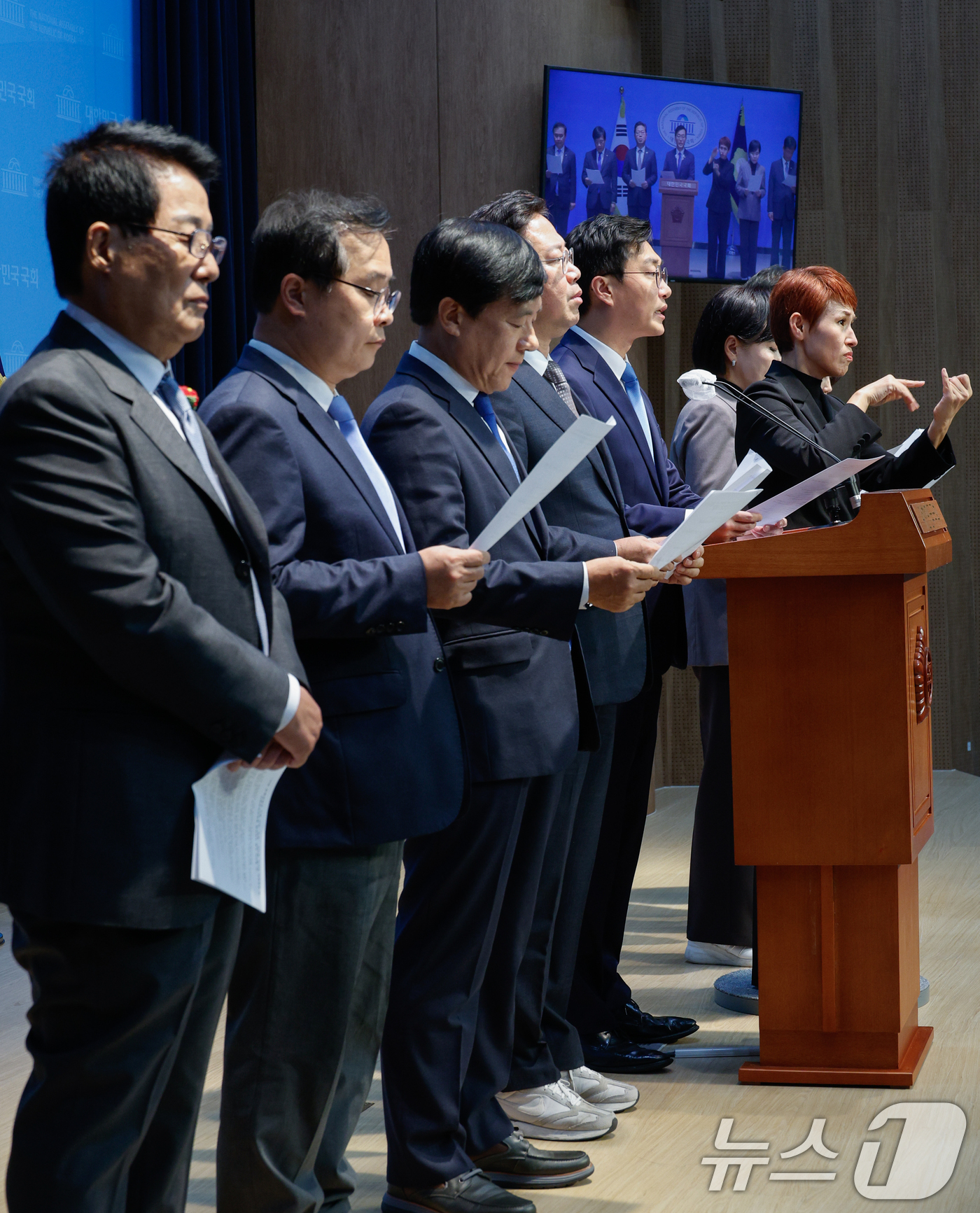 (서울=뉴스1) 안은나 기자 = 국회 법제사법위원회 더불어민주당, 조국혁신당 위원들이 22일 오후 서울 여의도 국회 소통관에서 동행명령장 수령을 거부하고 방해한 김건희 여사와 대통 …