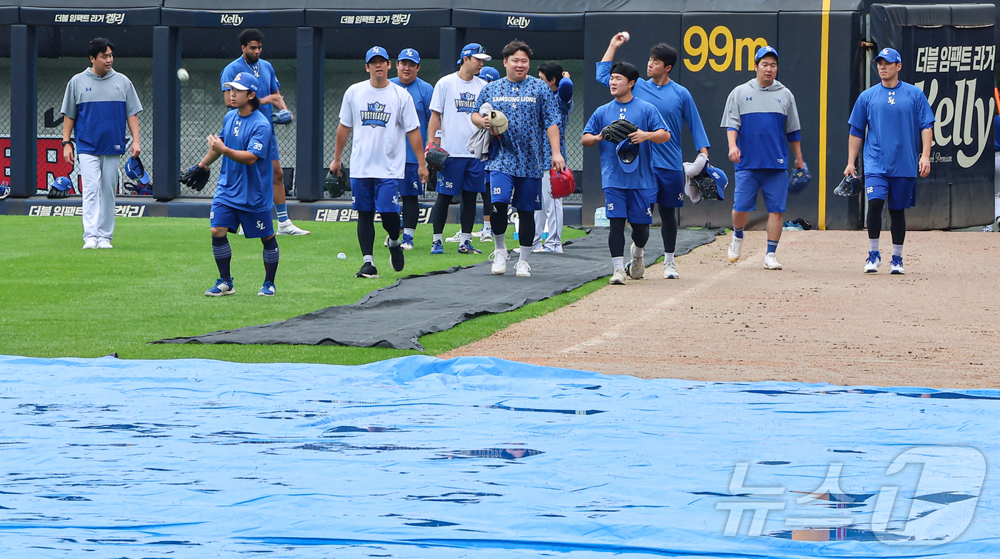 (광주=뉴스1) 김도우 기자 = 22일 오후 프로야구 '2024 신한 SOL 뱅크 KBO 포스트시즌' 한국시리즈 1차전 서스펜디드게임과 2차전이 예정되었던 광주 북구 기아챔피언스필 …