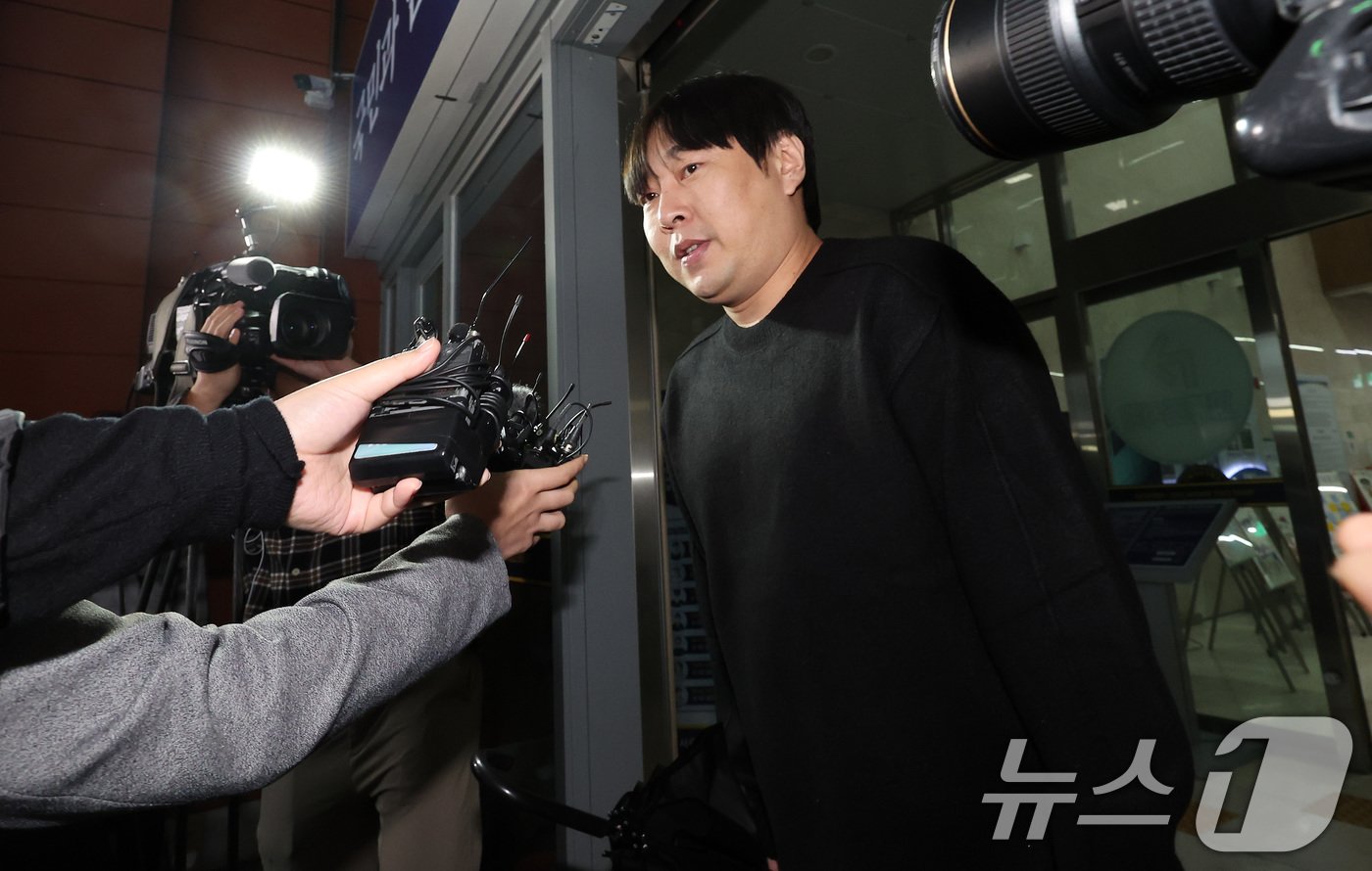 본문 이미지 - 인터넷 불법 도박 사실을 털어놓은 개그맨 이진호가 22일 오후 서울 강남경찰서에 피의자 신분으로 출석하며 고개숙여 사과하고 있다. 2024.10.22/뉴스1 ⓒ News1 이동해 기자