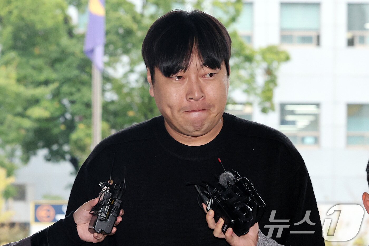 본문 이미지 - 인터넷 불법 도박 사실을 털어놓은 개그맨 이진호가 22일 오후 서울 강남경찰서에 피의자 신분으로 출석하고 있다. 2024.10.22 ⓒ 뉴스1 이동해 기자