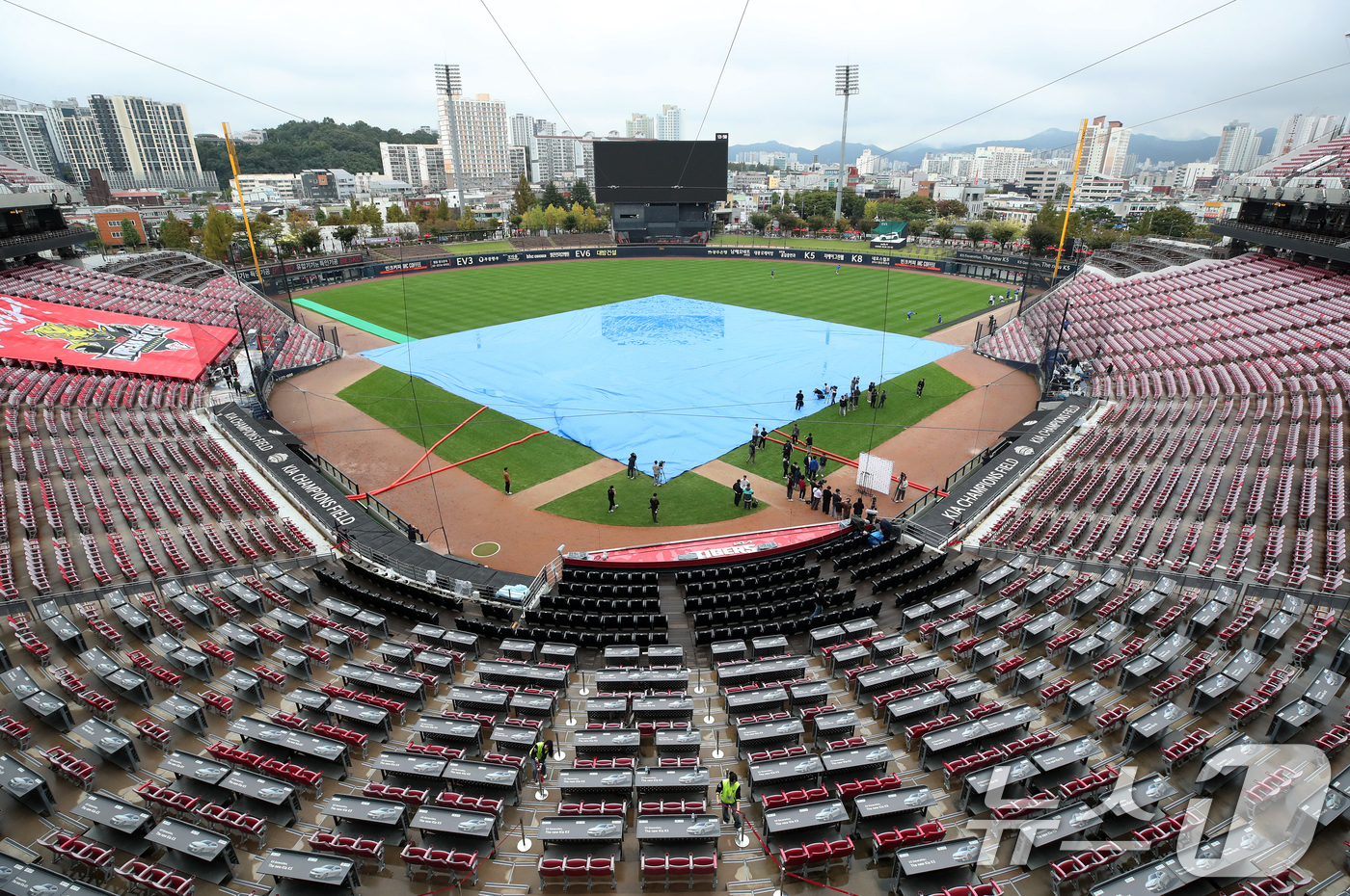 (광주=뉴스1) 오대일 기자 = 22일 오후 프로야구 '2024 신한 SOL 뱅크 KBO 포스트시즌' 한국시리즈 1차전 서스펜디드 게임과 2차전이 우천으로 순연된 가운데 광주 기아 …