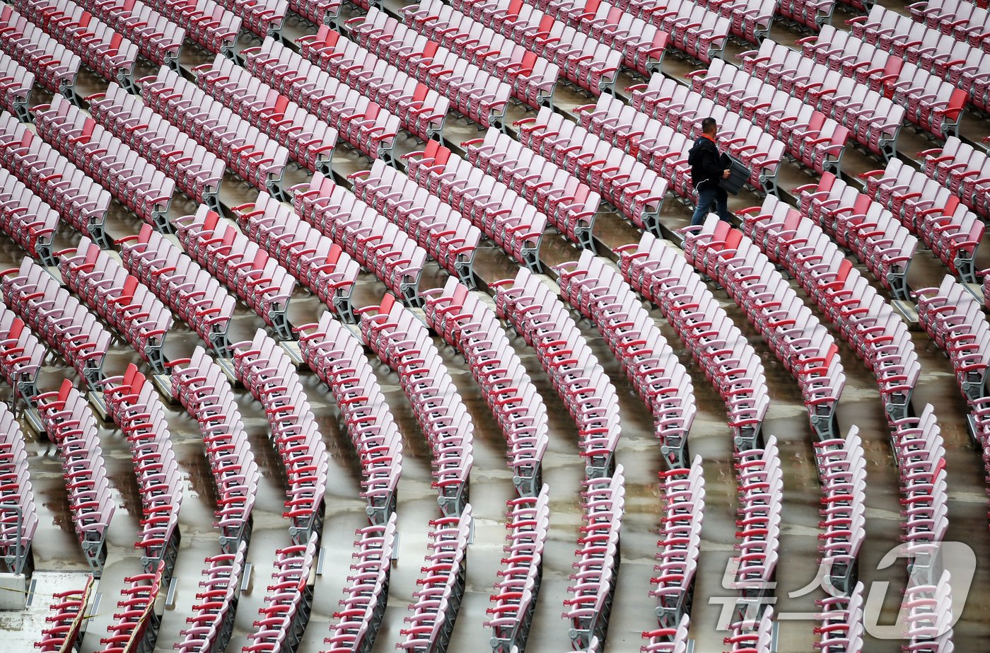 본문 이미지 - 22일 오후 프로야구 '2024 신한 SOL 뱅크 KBO 포스트시즌' 한국시리즈 1차전 서스펜디드 게임과 2차전이 우천으로 순연된 가운데 광주 기아챔피언스필드에서 관계자들이 장비를 정리하고 있다. 2024.10.22/뉴스1 ⓒ News1 오대일 기자