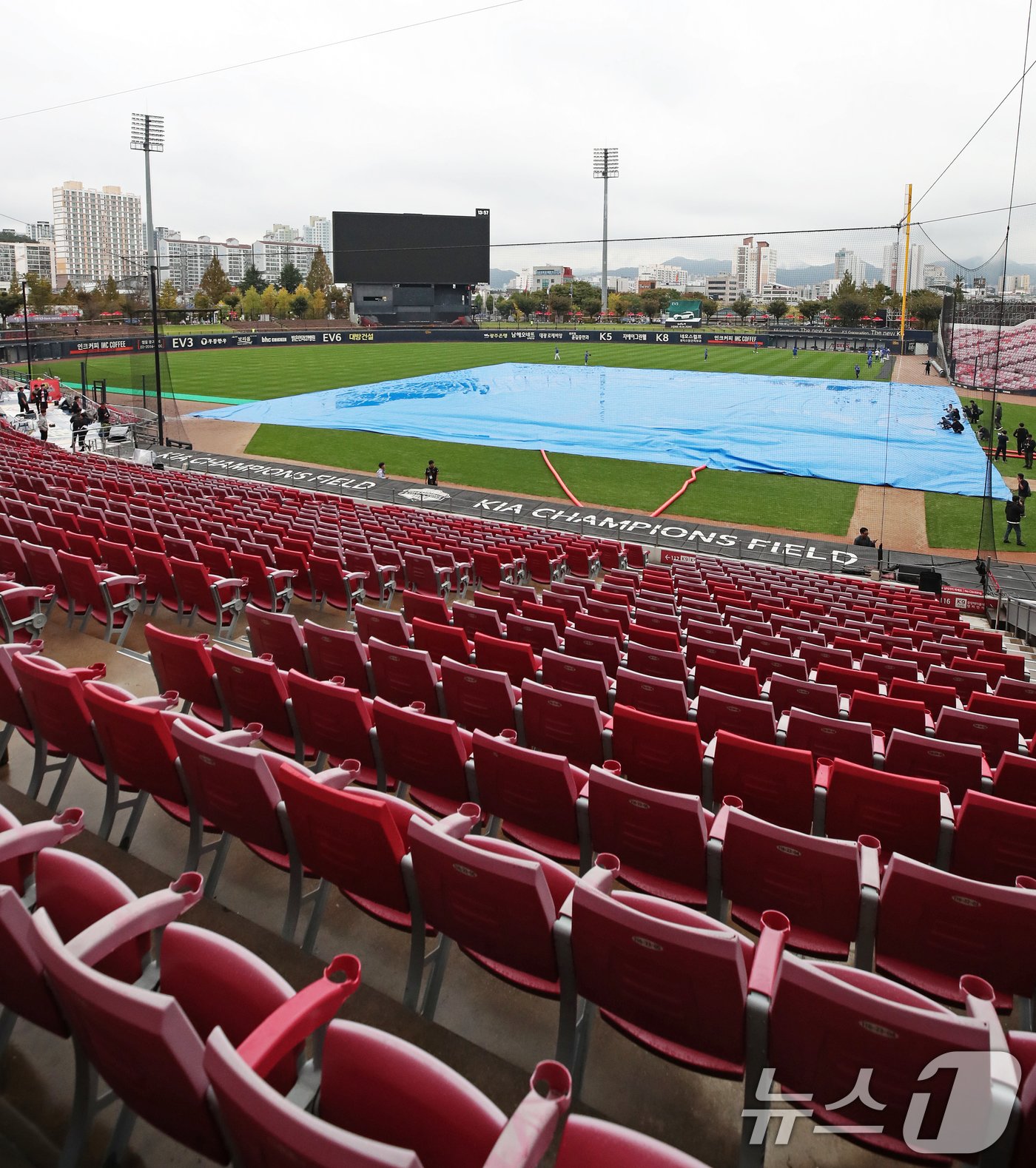 22일 오후 프로야구 &#39;2024 신한 SOL 뱅크 KBO 포스트시즌&#39; 한국시리즈 1차전 서스펜디드 게임과 2차전이 우천으로 순연된 가운데 광주 기아챔피언스필드에서 관계자들이 장비를 정리하고 있다. 2024.10.22/뉴스1 ⓒ News1 오대일 기자