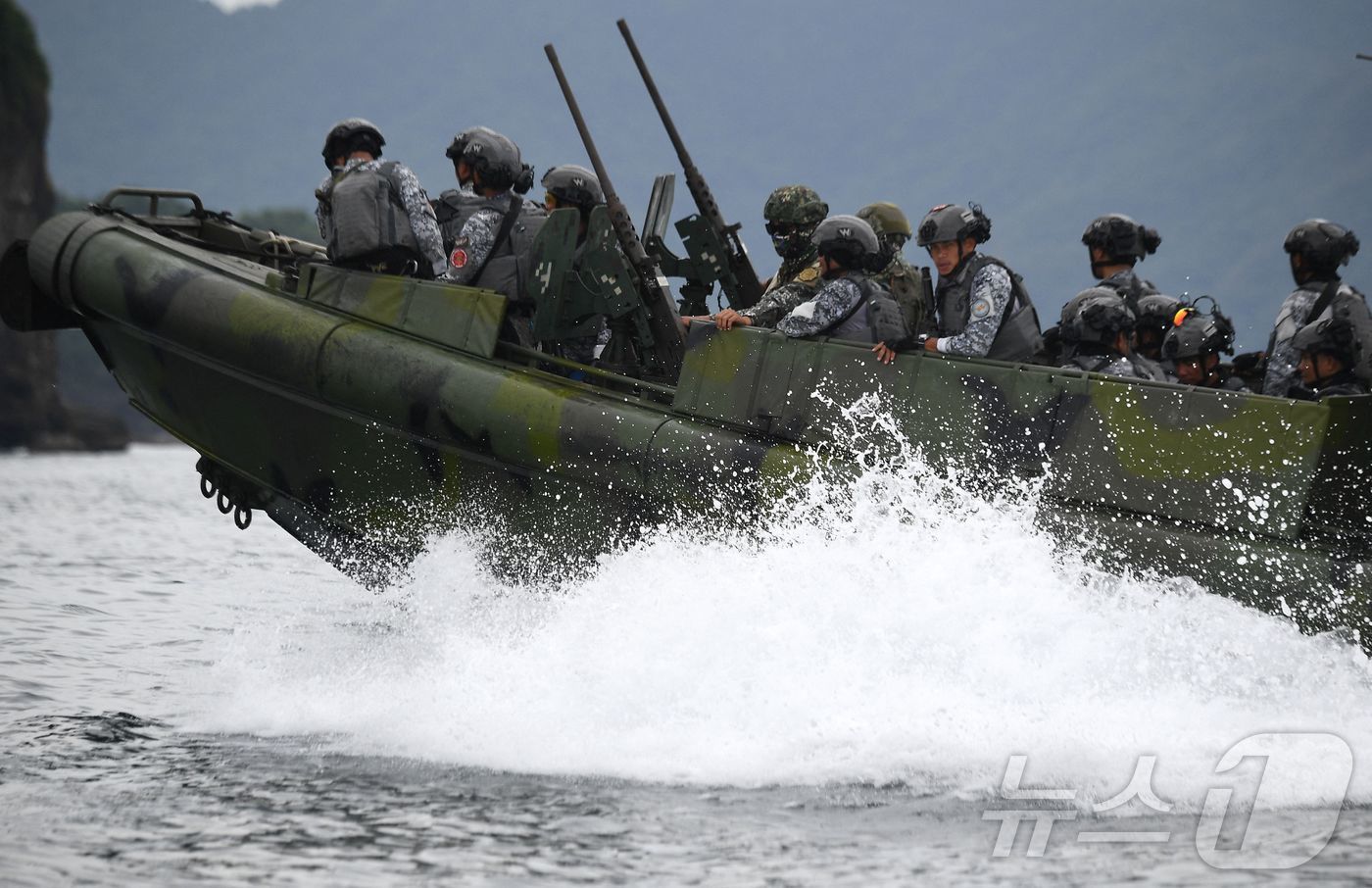 (테르나테 AFP=뉴스1) 김지완 기자 = 22일 필리핀 수도 마닐라 서부에 위치한 카비테주 테르나테에서 한국군, 미군과 필리핀 해병대 및 해안경비대가 승선 및 나포(VBS) 훈련 …