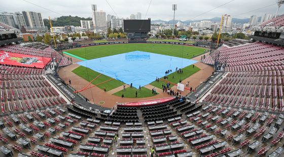 한국시리즈 1차전 또 연기···23일 재개