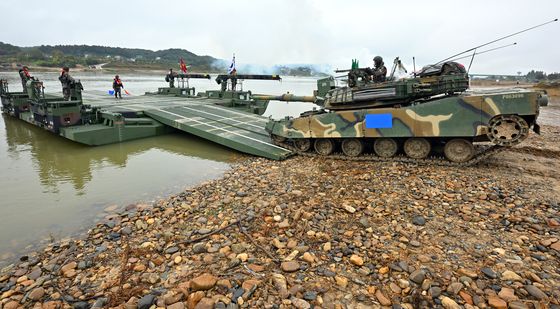 한국형 자주도하장비 '수룡' 도하훈련 첫 참가