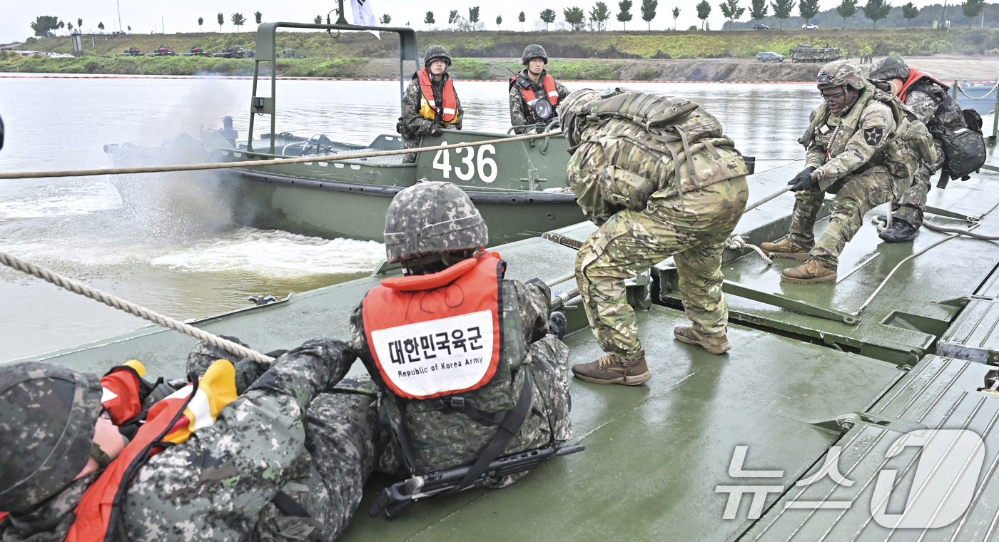 (여주=뉴스1) 김영운 기자 = 22일 오후 경기 여주시 남한강 일대에서 열린 '한미 연합 제병협동 도하훈련'에서 제7기동군단 소속 공병여단 장병과 미2사단/한미연합사단 장병이 함 …