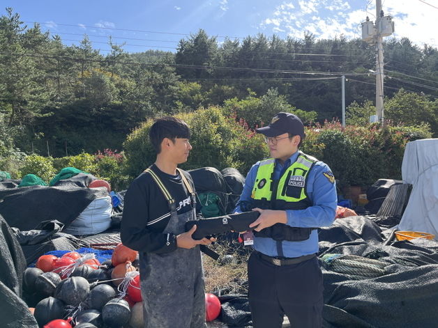 "어업인 친구에게 구명조끼 선물"…완도해경 고향사랑기부제 호응