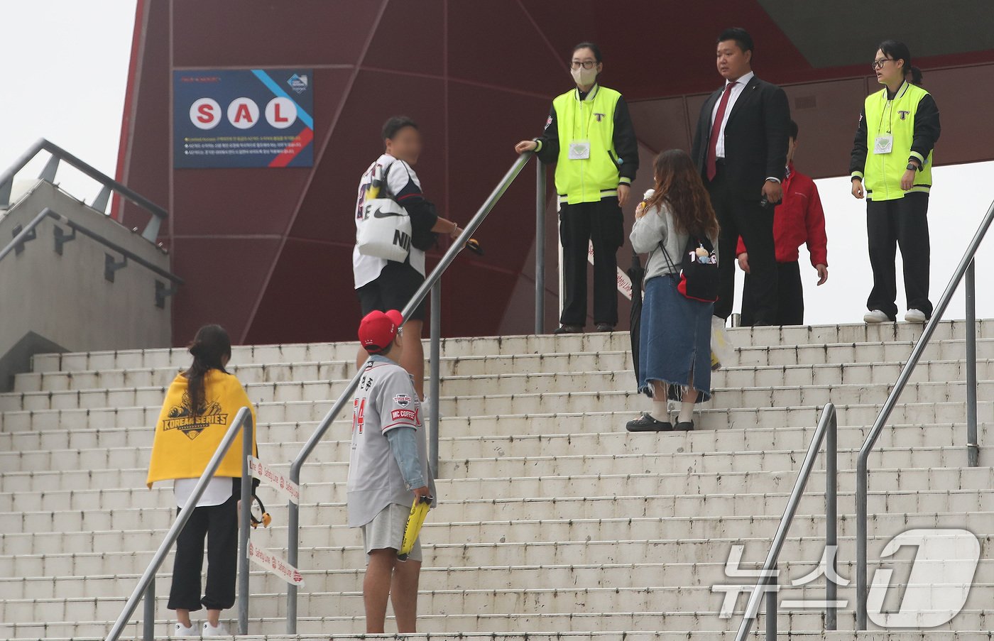 본문 이미지 - 22일 오후 프로야구 '2024 신한 SOL 뱅크 KBO 포스트시즌' 한국시리즈 1차전 서스펜디드 게임과 2차전이 예정되었던 광주 북구 기아챔피언스필드 앞에서 관계자가 팬들에게 우천 순연을 알리고 있다. 이날 예정되었던 경기는 그라운드 정비 소요 및 비 예보로 인해 23일 같은 시간으로 순연됐다. 2024.10.22/뉴스1 ⓒ News1 임세영 기자