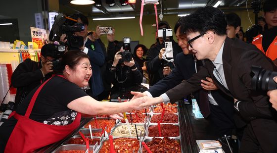 강화 풍물시장 젓갈 구매하는 한동훈 대표