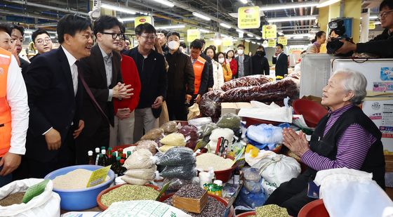 강화군수와 상인들에게 감사 인사하는 한동훈 대표