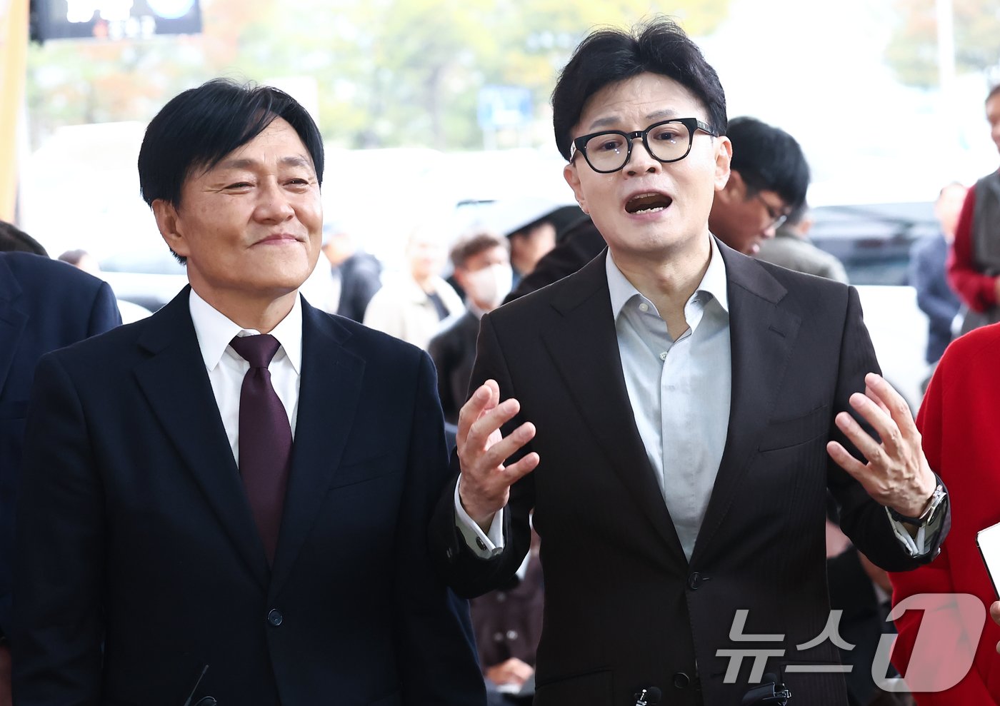 본문 이미지 - 한동훈 국민의힘 대표가 22일 인천 강화풍물시장을 방문, 박용철 강화군수와 함께 상인들에게 당선 감사 인사를 하고 있다. 2024.10.22/뉴스1 ⓒ News1 김민지 기자