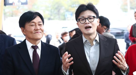 강화군수와 감사 인사하는 한동훈 대표