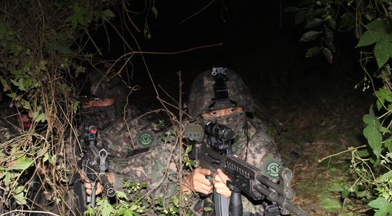 육군 강철부대 '적 도주로 차단 완료'