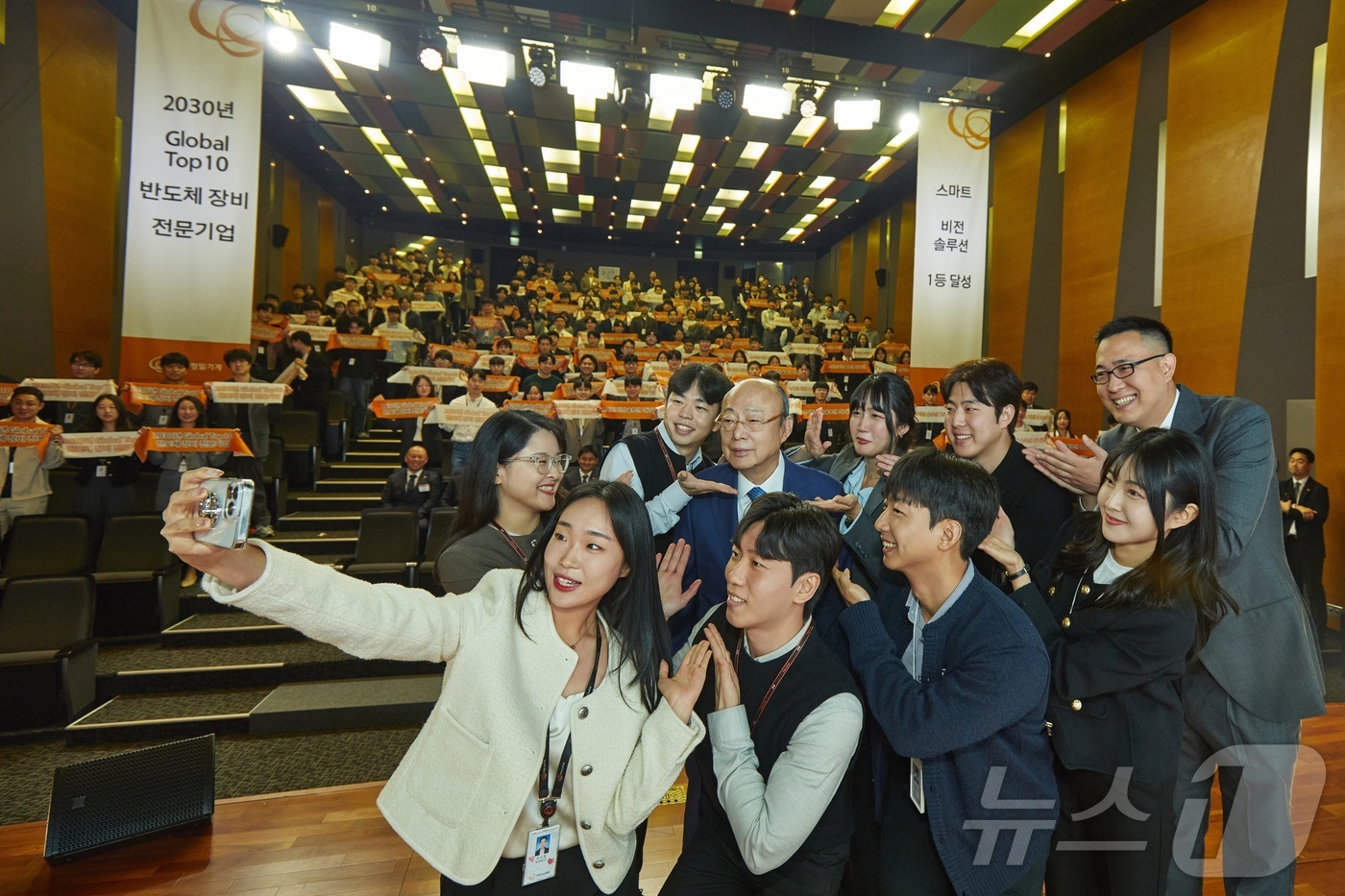 (서울=뉴스1) 박종홍 기자 = 김승연 한화그룹 회장과 삼남 김동선 한화비전 부사장이 22일 한화 판교 R&D센터를 방문해 한화정밀기계, 한화비전 직원들과 기념사진을 찍고 있다. …