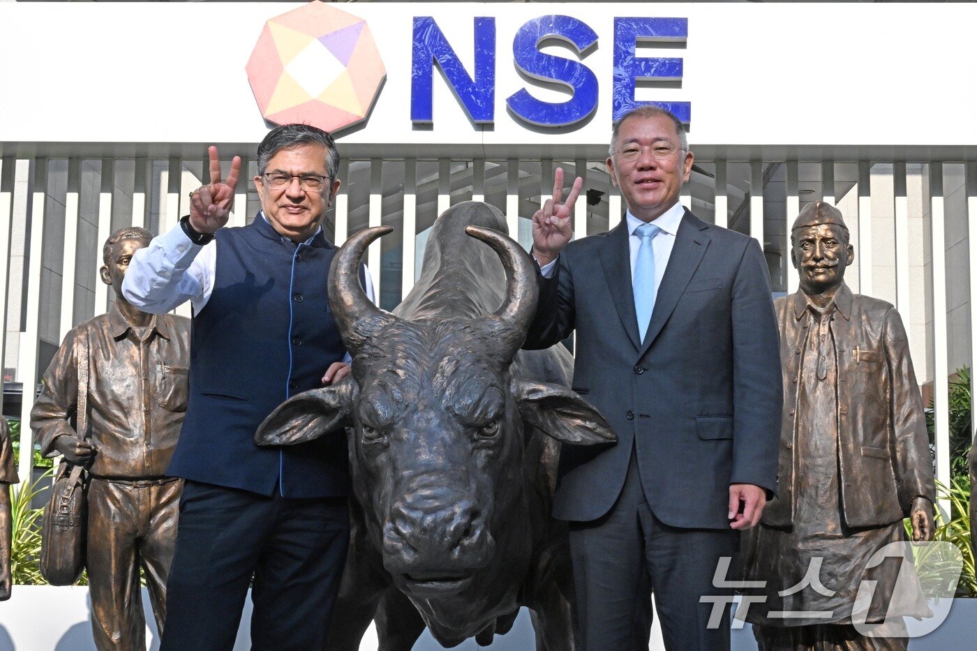 본문 이미지 - 현대자동차는 22일&#40;현지시간&#41; 인도 뭄바이 인도증권거래소&#40;NSE&#41;에서 인도법인의 현지 증시 상장 기념식을 개최했다. 현대차는 인도 기업 공개&#40;IPO&#41; 이후 투명성 강화와 사회공헌 활동을 통해 14억 인도인의 마음을 사로잡는다는 계획이다. 현대자동차그룹 정의선 회장&#40;오른쪽&#41;과 인도증권거래소&#40;NSE&#41; 아쉬쉬 차우한 최고운영자&#40;CEO&#41;가 기념촬영을 하고 있다. &#40;현대자동차 제공&#41; 2024.10.22/뉴스1