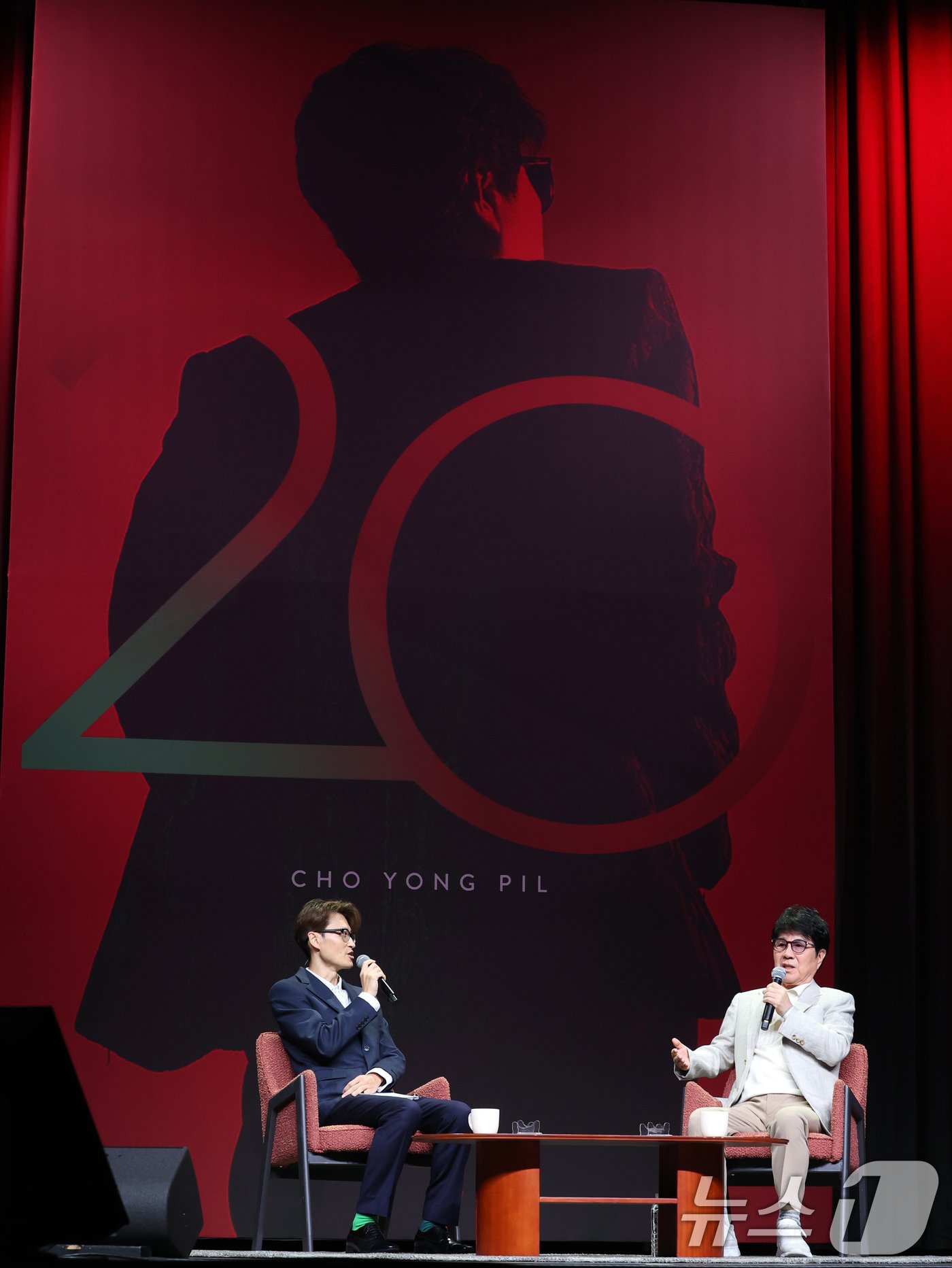 본문 이미지 - 가수 조용필이 22일 오후 서울 용산구 블루스퀘어에서 열린 정규 20집 '20' 기자간담회에서 앨범 소개를 하고 있다. 이번 정규 앨범 '20'은 2013년 정규 19집 '헬로'(Hello) 이후 11년 만이다. 2024.10.22/뉴스1 ⓒ News1 황기선 기자