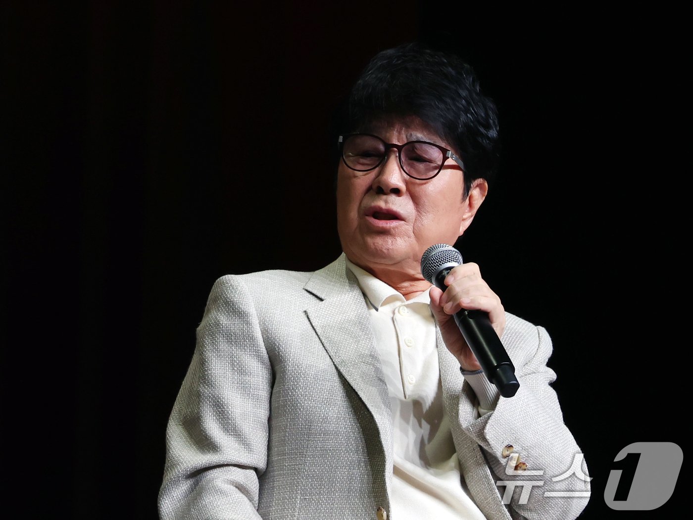 본문 이미지 - 가수 조용필이 22일 오후 서울 용산구 블루스퀘어에서 열린 정규 20집 '20' 기자간담회에서 앨범 소개를 하고 있다. 이번 정규 앨범 '20'은 2013년 정규 19집 '헬로'(Hello) 이후 11년 만이다. 2024.10.22/뉴스1 ⓒ News1 황기선 기자