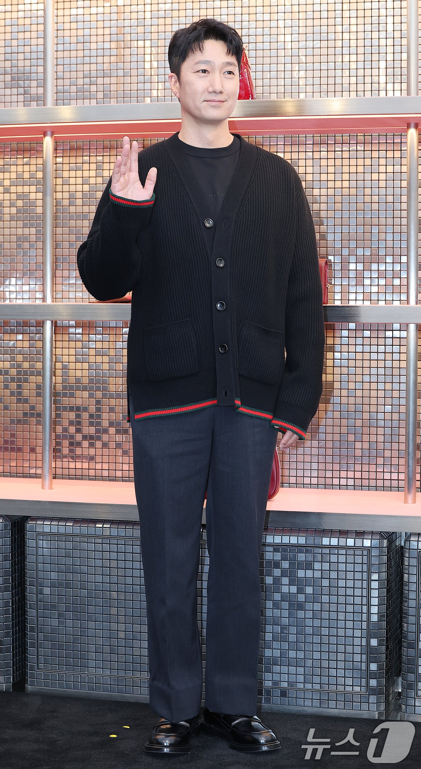 (서울=뉴스1) 김진환 기자 = 배우 박해일이 22일 오후 서울 용산구 이태원 구찌 가옥에서 열린 포토콜 행사에 참석해 포즈를 취하고 있다. 2024.10.22/뉴스1