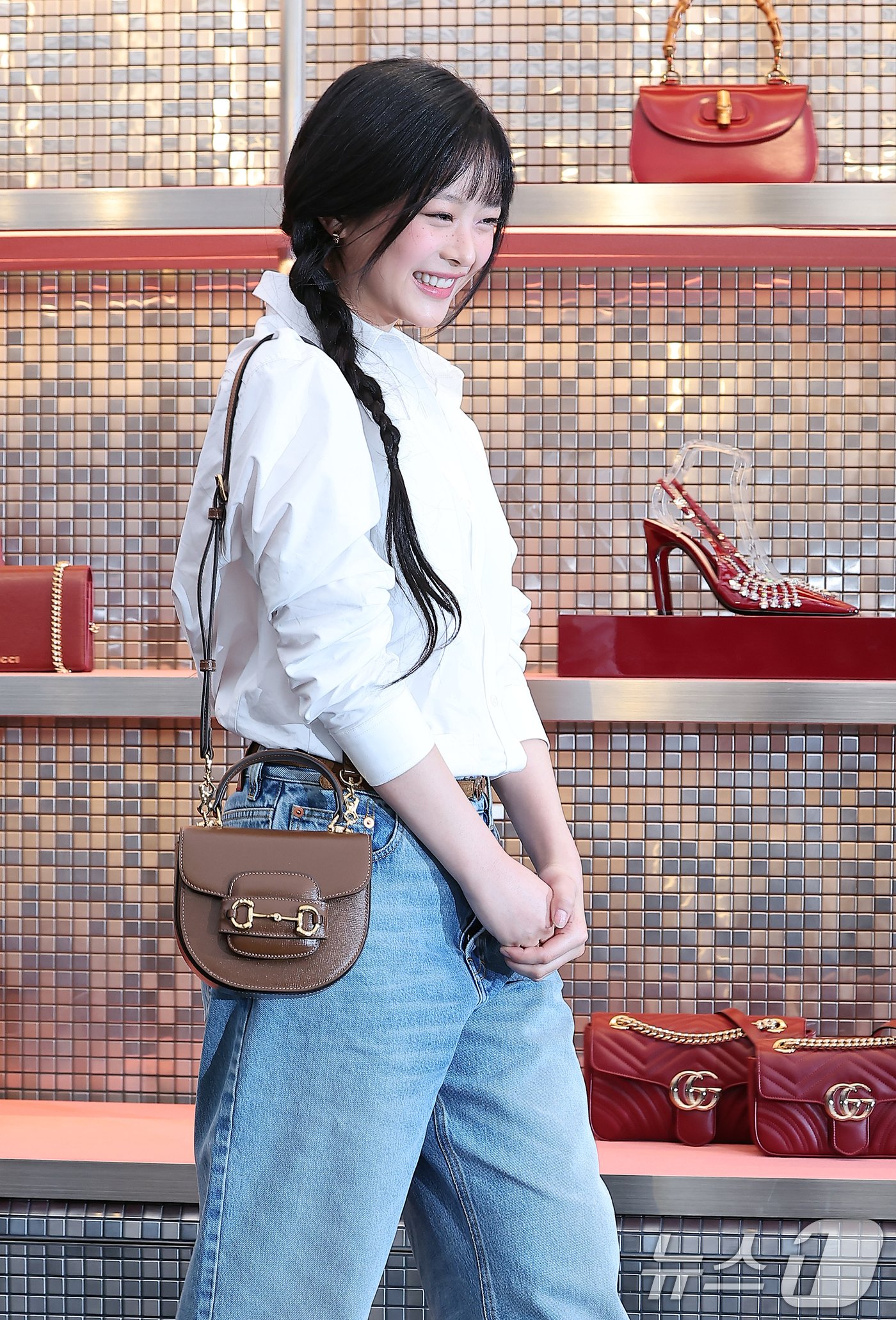 본문 이미지 - 뉴진스 하니가 22일 오후 서울 용산구 이태원 구찌 가옥에서 열린 포토콜 행사를 마친 뒤 미소를 지으며 빠져나가고 있다. 2024.10.22/뉴스1 ⓒ News1 김진환 기자