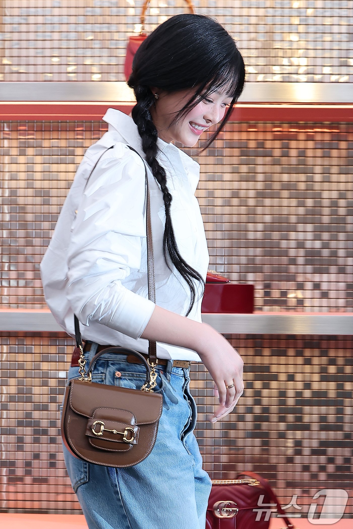 본문 이미지 - 뉴진스 하니가 22일 오후 서울 용산구 이태원 구찌 가옥에서 열린 포토콜 행사를 마친 뒤 미소를 지으며 빠져나가고 있다. 2024.10.22/뉴스1 ⓒ News1 김진환 기자