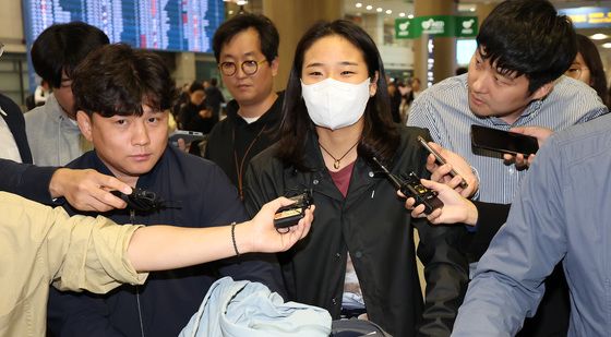 '세계랭킹 1위 탈환' 안세영의 귀국길에 쏟아지는 질문