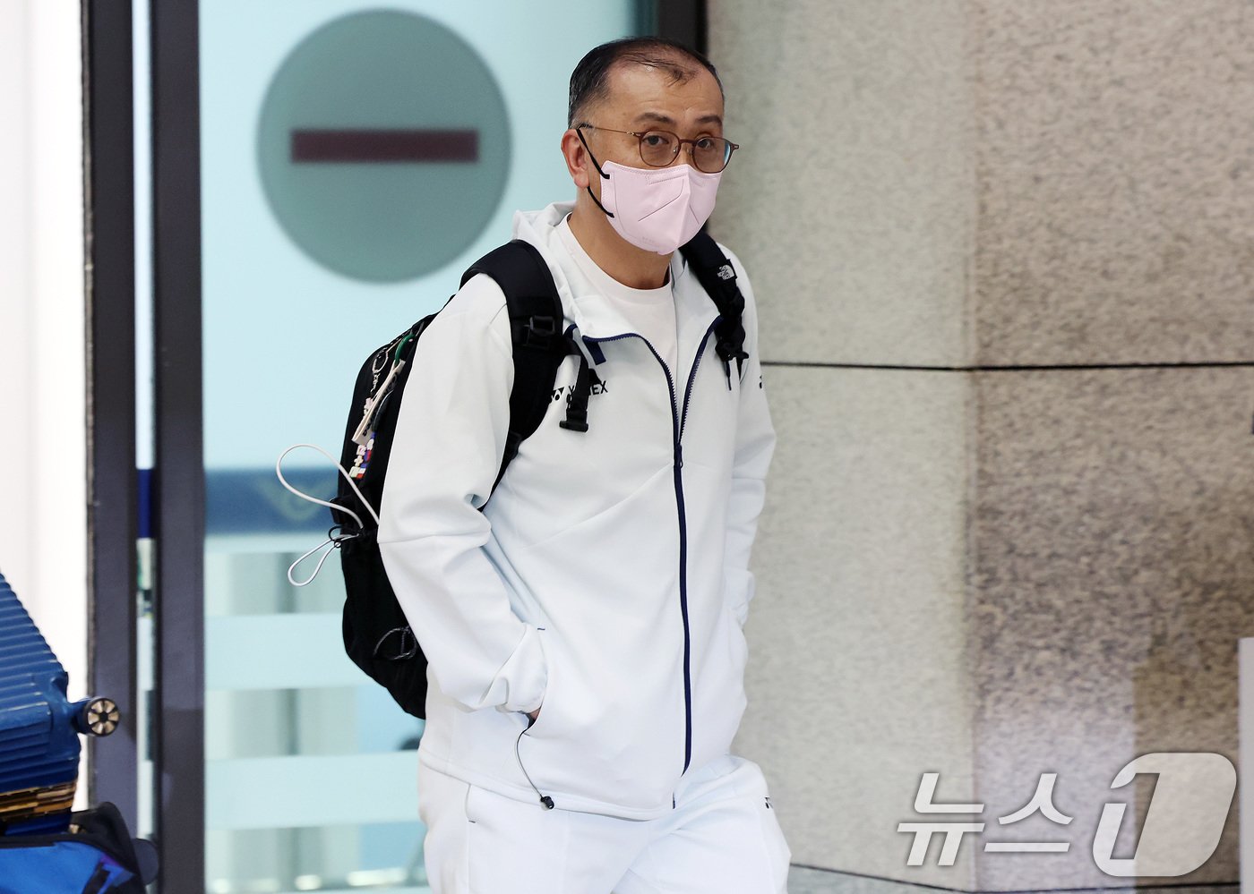 본문 이미지 - 세계배드민턴연맹(BWF) 월드투어 슈퍼 750 덴마크오픈를 마친 김학균 대한민국 배드민턴 대표팀 감독이 22일 오후 인천국제공항 1터미널을 통해 귀국하고 있다. 2024.10.22/뉴스1 ⓒ News1 이동해 기자
