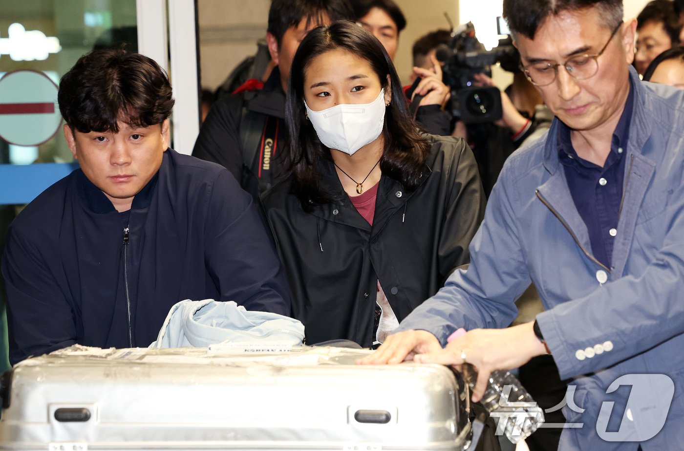 본문 이미지 - 세계배드민턴연맹(BWF) 월드투어 슈퍼 750 덴마크오픈 여자 단식에서 준우승을 차지하며 세계 랭킹 1위 탈환에 성공한 배드민턴 국가대표팀 안세영이 22일 오후 인천국제공항 1터미널을 통해 귀국하고 있다. 이날 귀국길에 모습을 드러낸 안세영은 출국 때에 이어 입국할 때도 대표팀 동료들과 별도로 움직이는 모습이 포착됐다. 2024.10.22/뉴스1 ⓒ News1 이동해 기자