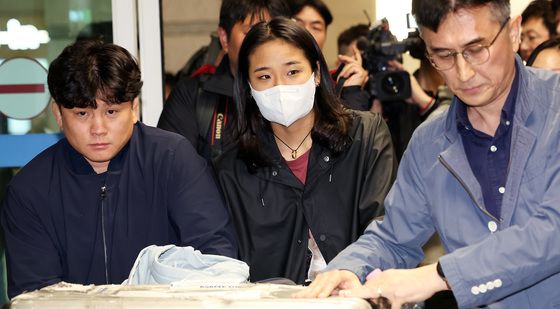 출국·귀국 대표팀과 떨어져 홀로 이동하는 안세영