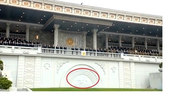 본문 이미지 - 지난 7월 김일성광장에서 열린 김일성 주석 사망 30주기 중앙추모대회. 주석단 아래에 있던 한반도 지도가 북한 지도로 바뀌어 있다. (조선중앙TV 갈무리)