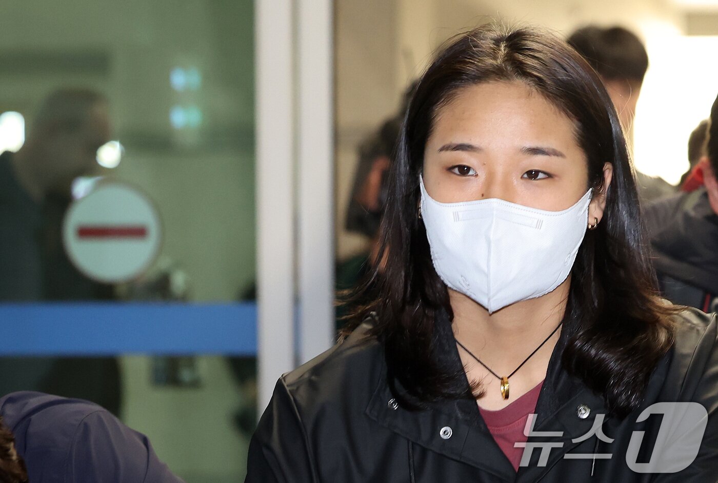 본문 이미지 - 세계배드민턴연맹&#40;BWF&#41; 월드투어 슈퍼 750 덴마크오픈 여자 단식에서 준우승을 차지하며 세계 랭킹 1위 탈환에 성공한 배드민턴 국가대표팀 안세영이 22일 오후 인천국제공항 1터미널을 통해 귀국하고 있다. 2024.10.22/뉴스1 ⓒ News1 이동해 기자
