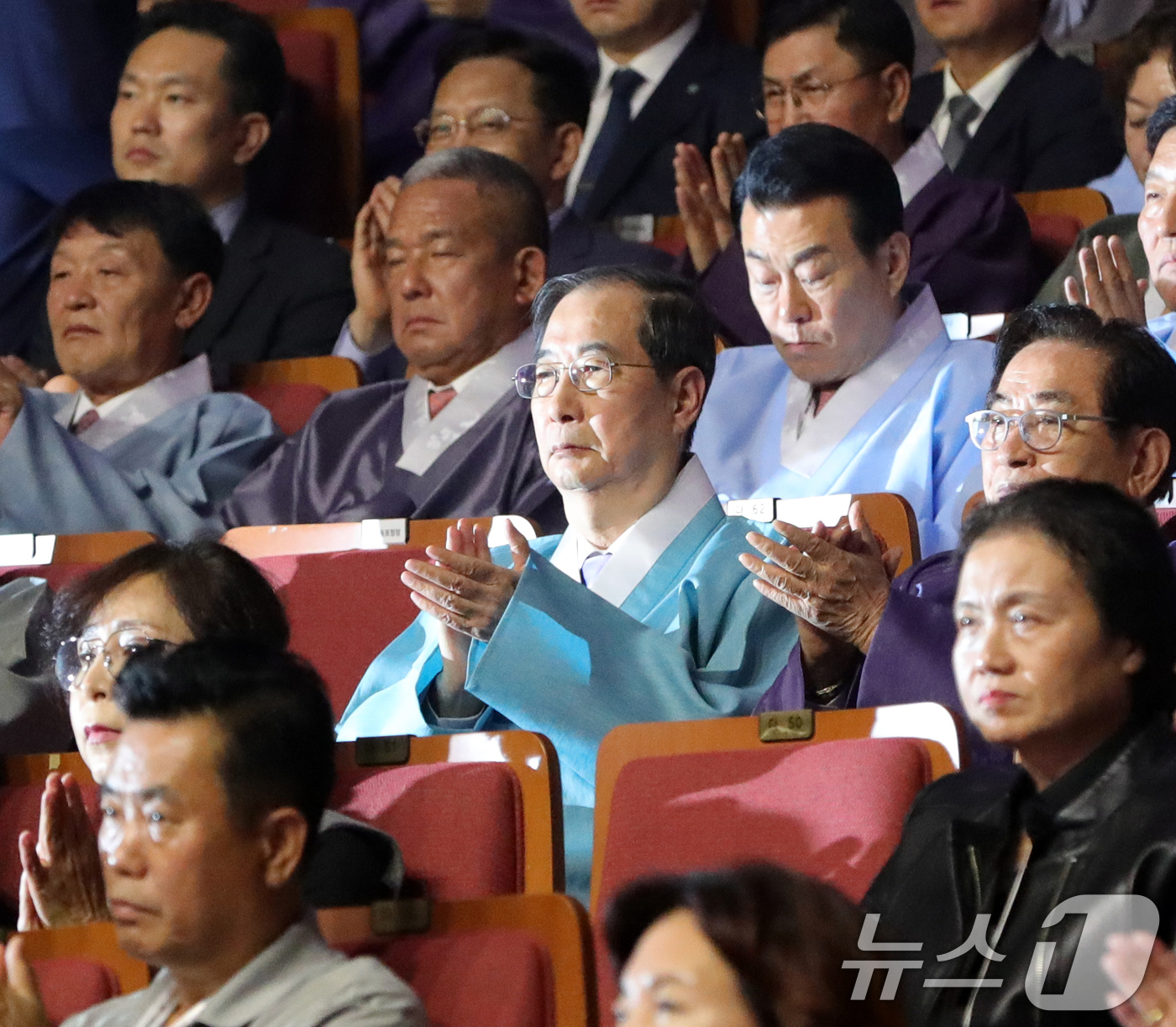 (전주=뉴스1) 유경석 기자 = 한덕수 국무총리가 22일 전북자치도 전주시 전북대학교 삼성문화회관에서 열린 제22차 세계한인비즈니스대회 개막식에 참석한 가운데 축하공연을 바라보며 …