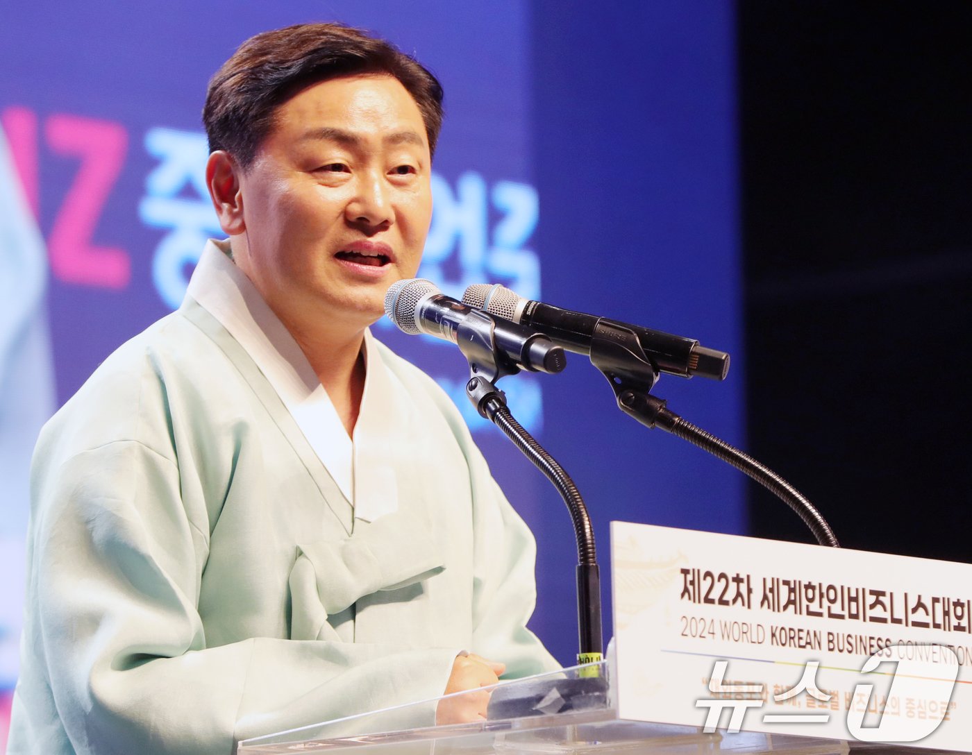 본문 이미지 - 김관영 전북특별자치도지사가 지난 10월22일 전북자치도 전주시 전북대학교 삼성문화회관에서 열린 제22차 세계한인비즈니스대회 개막식에서 환영사를 하고 있다. 2024.10.22/뉴스1 ⓒ News1 유경석 기자