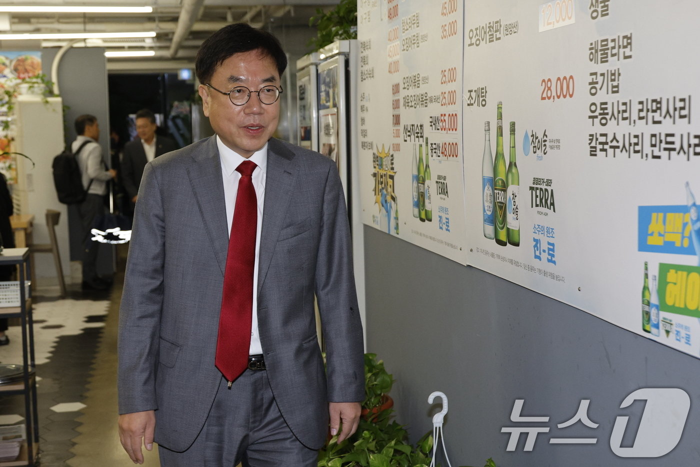 본문 이미지 - 서범수 국민의힘 사무총장이 22일 오후 서울 여의도의 한 식당에서 한동훈 대표와 친한계 의원 만찬 회동을 하기 위해 이동하고 있다. 2024.10.22/뉴스1 ⓒ News1 안은나 기자