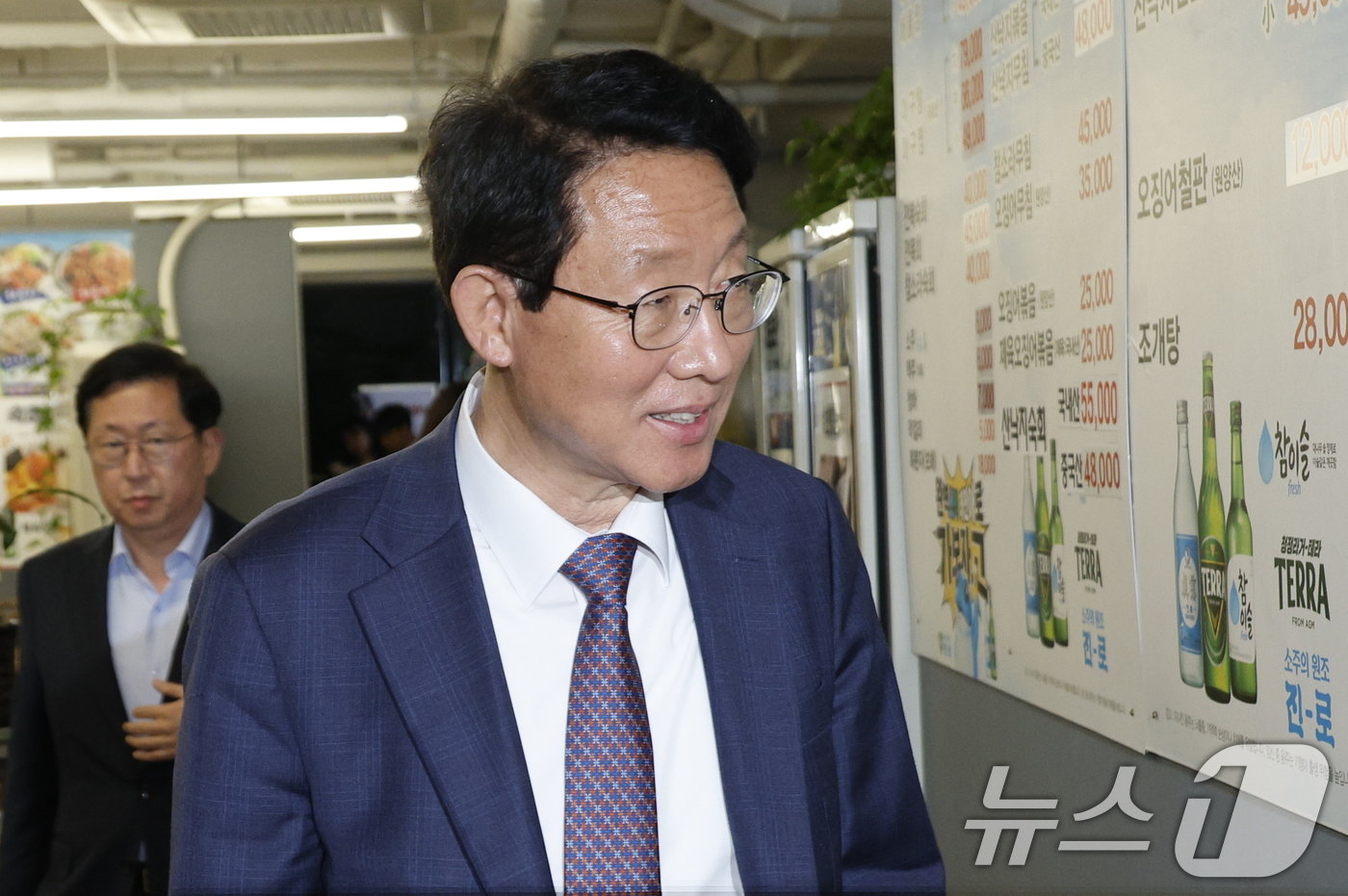 본문 이미지 - 김상훈 국민의힘 정책위의장이 22일 오후 서울 여의도의 한 식당에서 한동훈 대표와 친한계 의원 만찬 회동을 하기 위해 이동하고 있다. 2024.10.22/뉴스1 ⓒ News1 안은나 기자